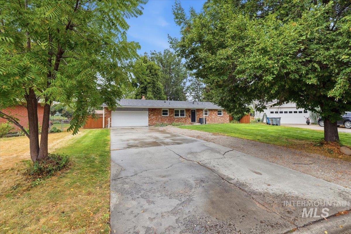 6010 W Poplar Drive, Boise, Idaho 83704, 4 Bedrooms, 3 Bathrooms, Residential For Sale, Price $620,000,MLS 98999887