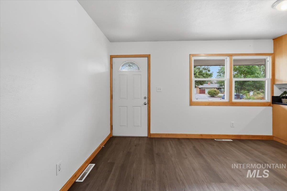 6010 W Poplar Drive, Boise, Idaho 83704, 4 Bedrooms, 3 Bathrooms, Residential For Sale, Price $620,000,MLS 98999887