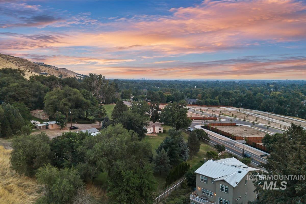 5810 W Hill Rd, Boise, Idaho 83703, 3 Bedrooms, 2 Bathrooms, Residential For Sale, Price $645,000,MLS 98999893