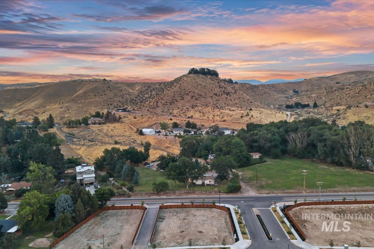 5810 W Hill Rd, Boise, Idaho 83703, 3 Bedrooms, 2 Bathrooms, Residential For Sale, Price $645,000,MLS 98999893