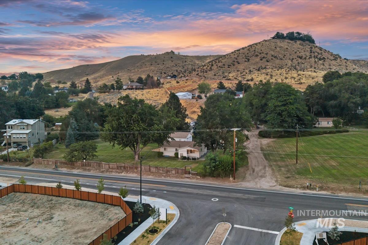 5810 W Hill Rd, Boise, Idaho 83703, 3 Bedrooms, 2 Bathrooms, Residential For Sale, Price $645,000,MLS 98999893