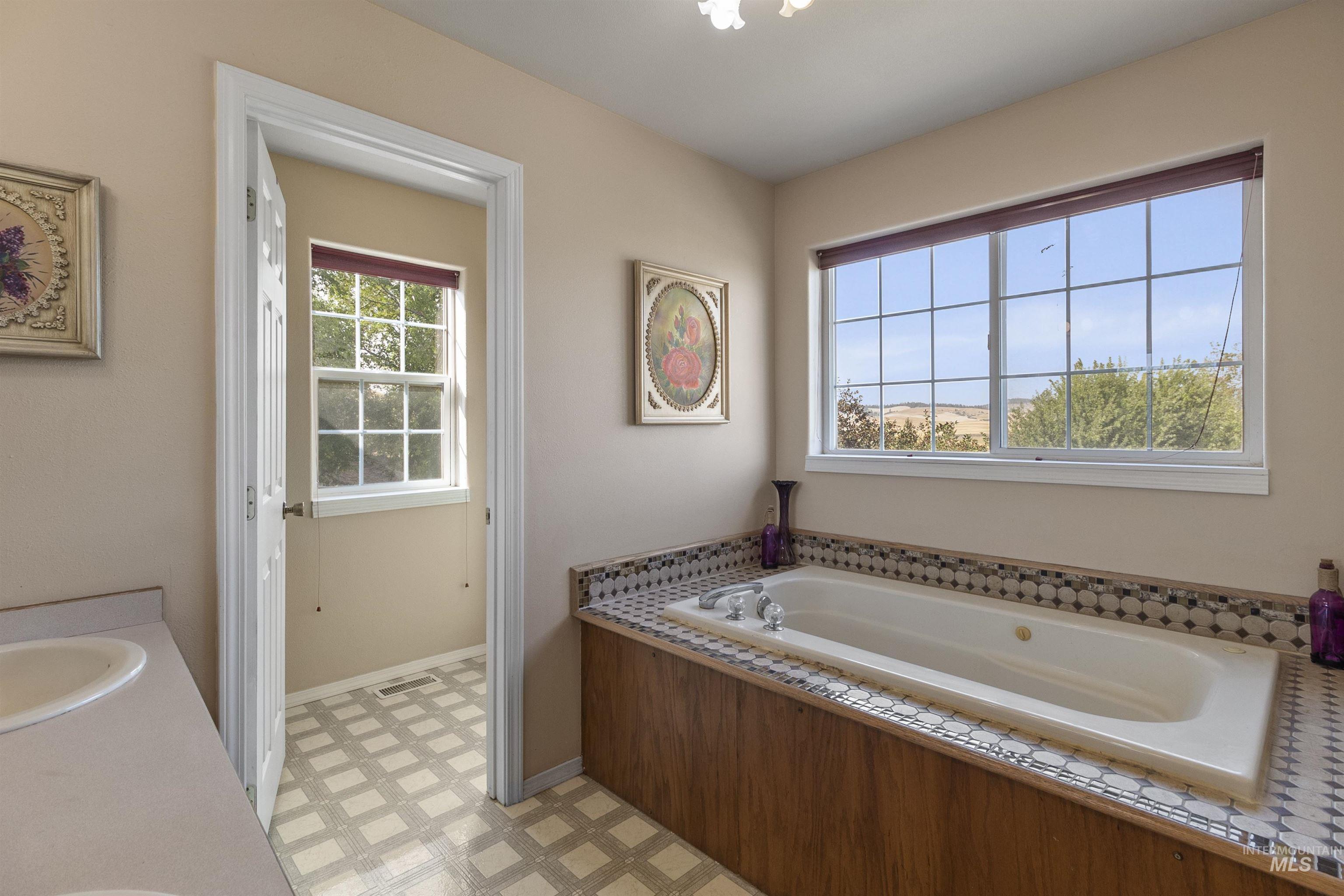 1060 Canterwood, Moscow, Idaho 83843, 5 Bedrooms, 2 Bathrooms, Residential For Sale, Price $699,000,MLS 98999911