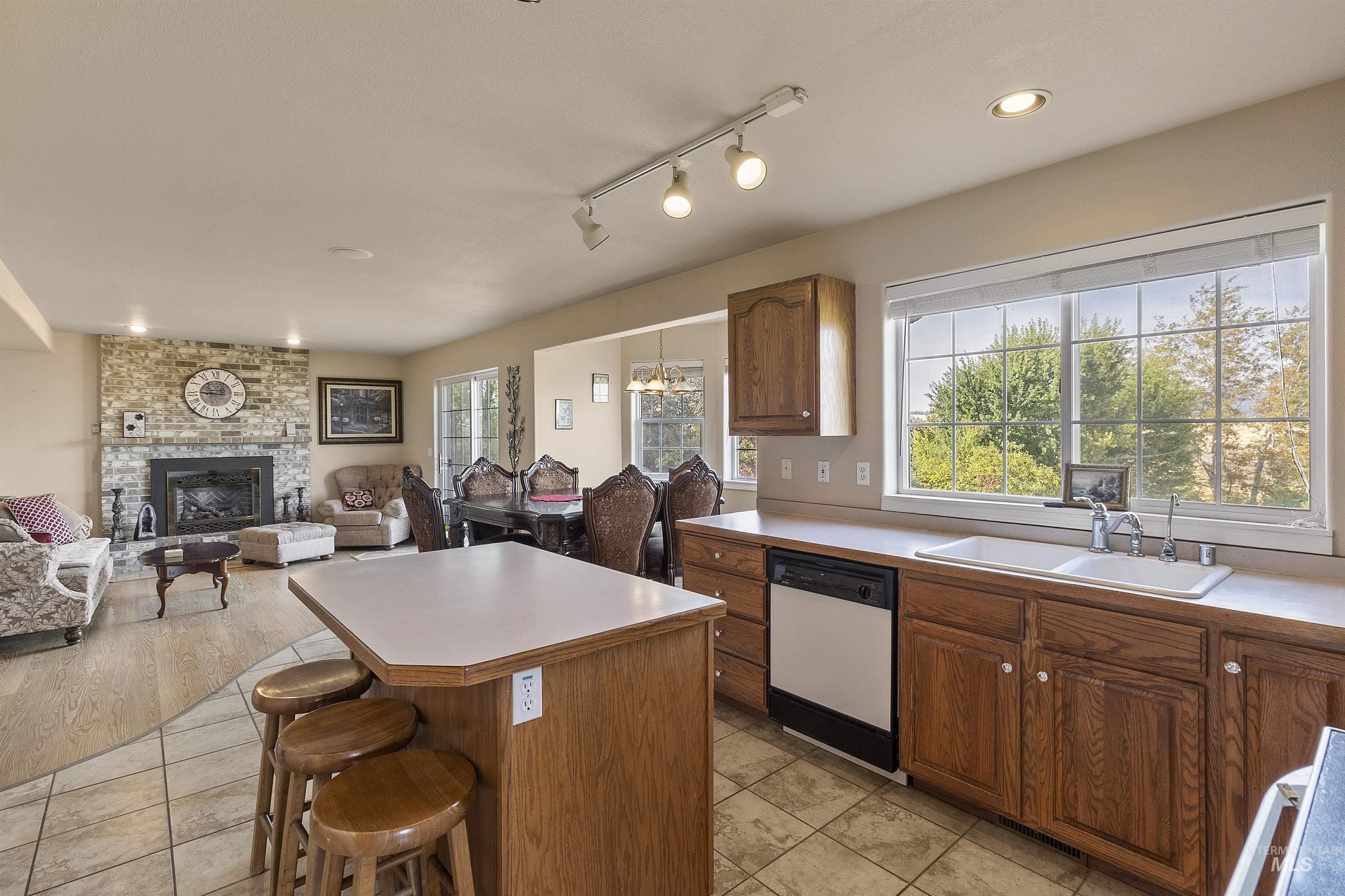 1060 Canterwood, Moscow, Idaho 83843, 5 Bedrooms, 2 Bathrooms, Residential For Sale, Price $699,000,MLS 98999911