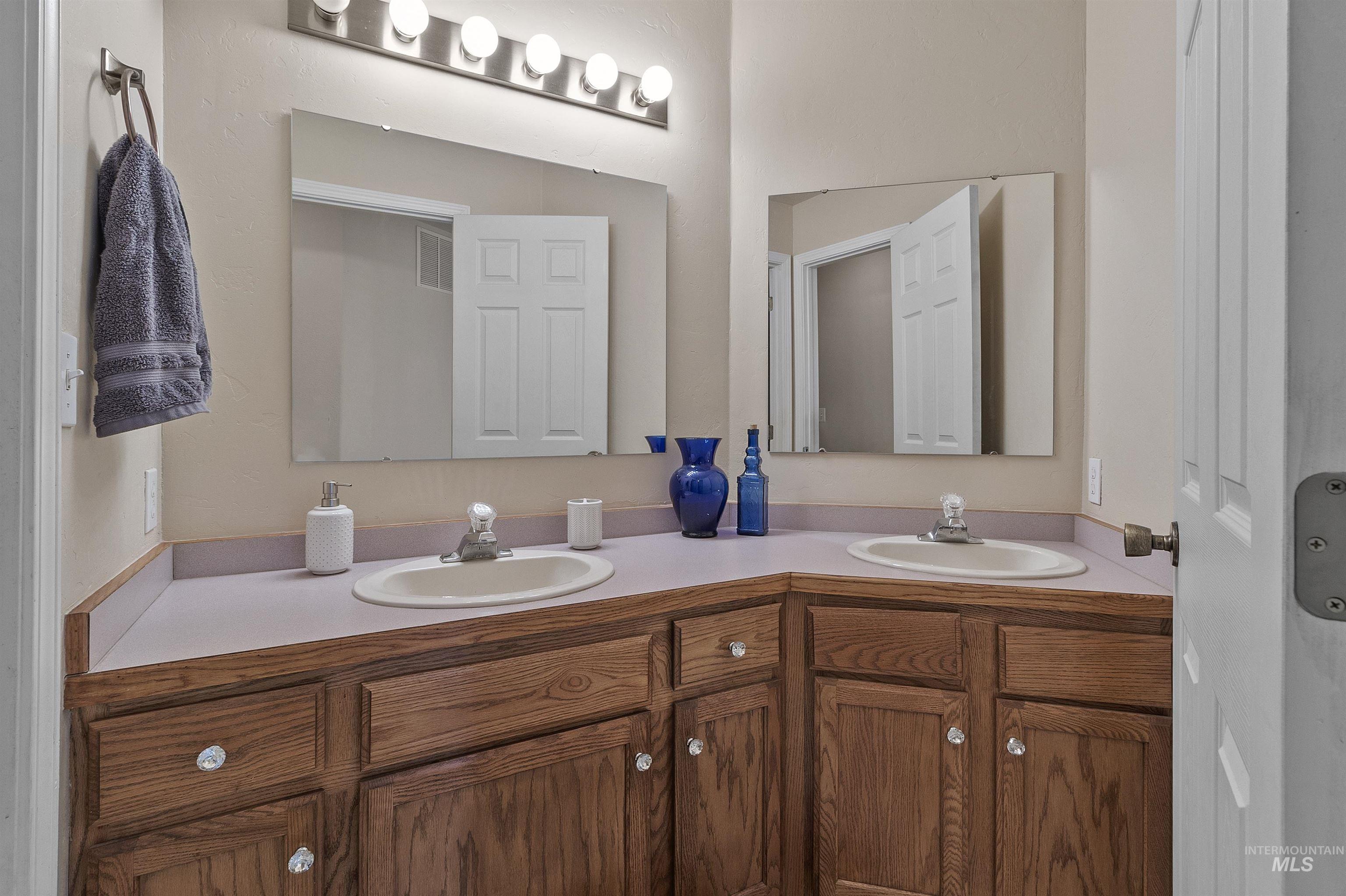 1060 Canterwood, Moscow, Idaho 83843, 5 Bedrooms, 2 Bathrooms, Residential For Sale, Price $699,000,MLS 98999911