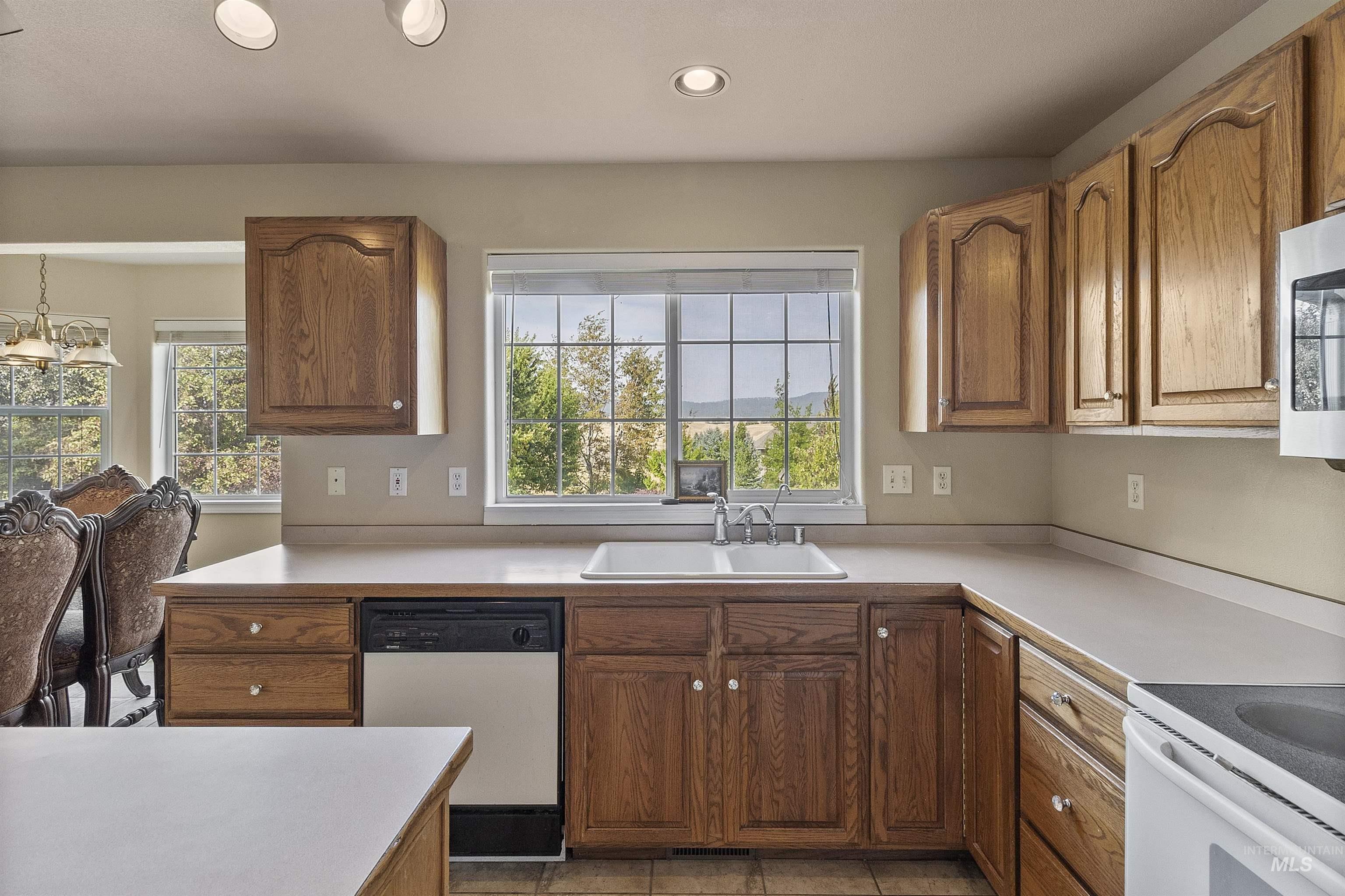 1060 Canterwood, Moscow, Idaho 83843, 5 Bedrooms, 2 Bathrooms, Residential For Sale, Price $699,000,MLS 98999911