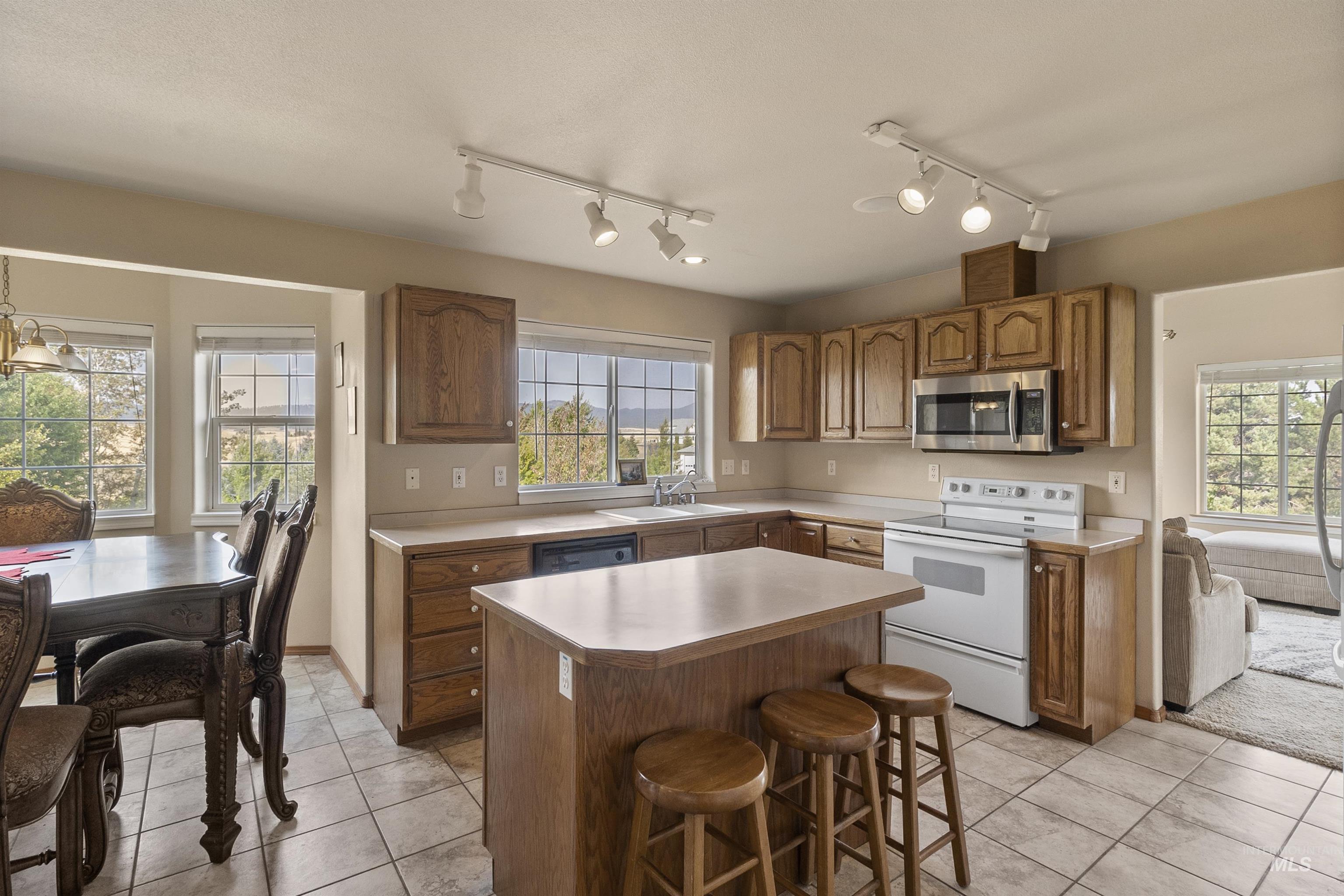 1060 Canterwood, Moscow, Idaho 83843, 5 Bedrooms, 2 Bathrooms, Residential For Sale, Price $699,000,MLS 98999911