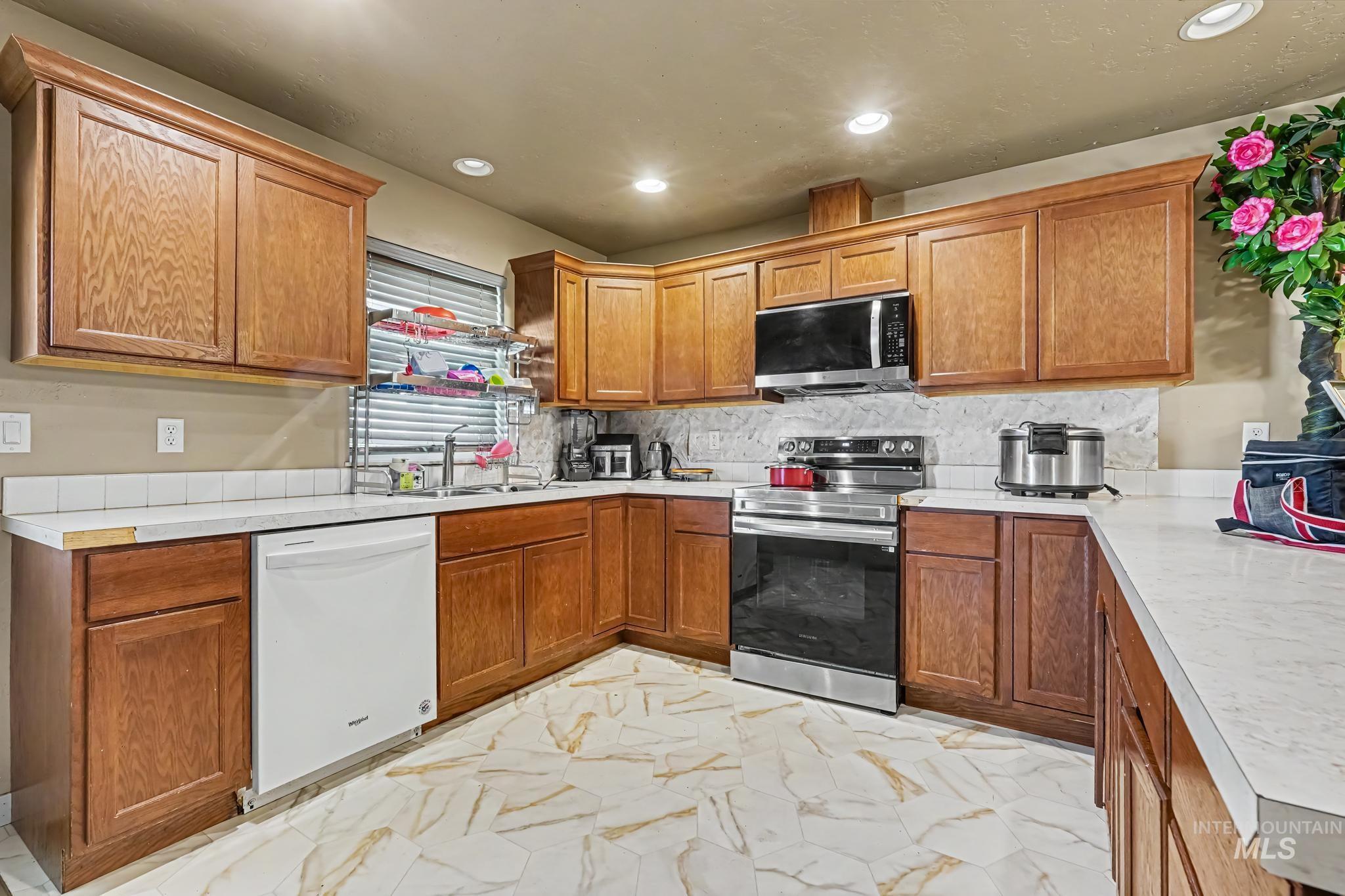 7764 Gary Ln, Boise, Idaho 83714, 4 Bedrooms, 2 Bathrooms, Residential For Sale, Price $450,000, 98999912