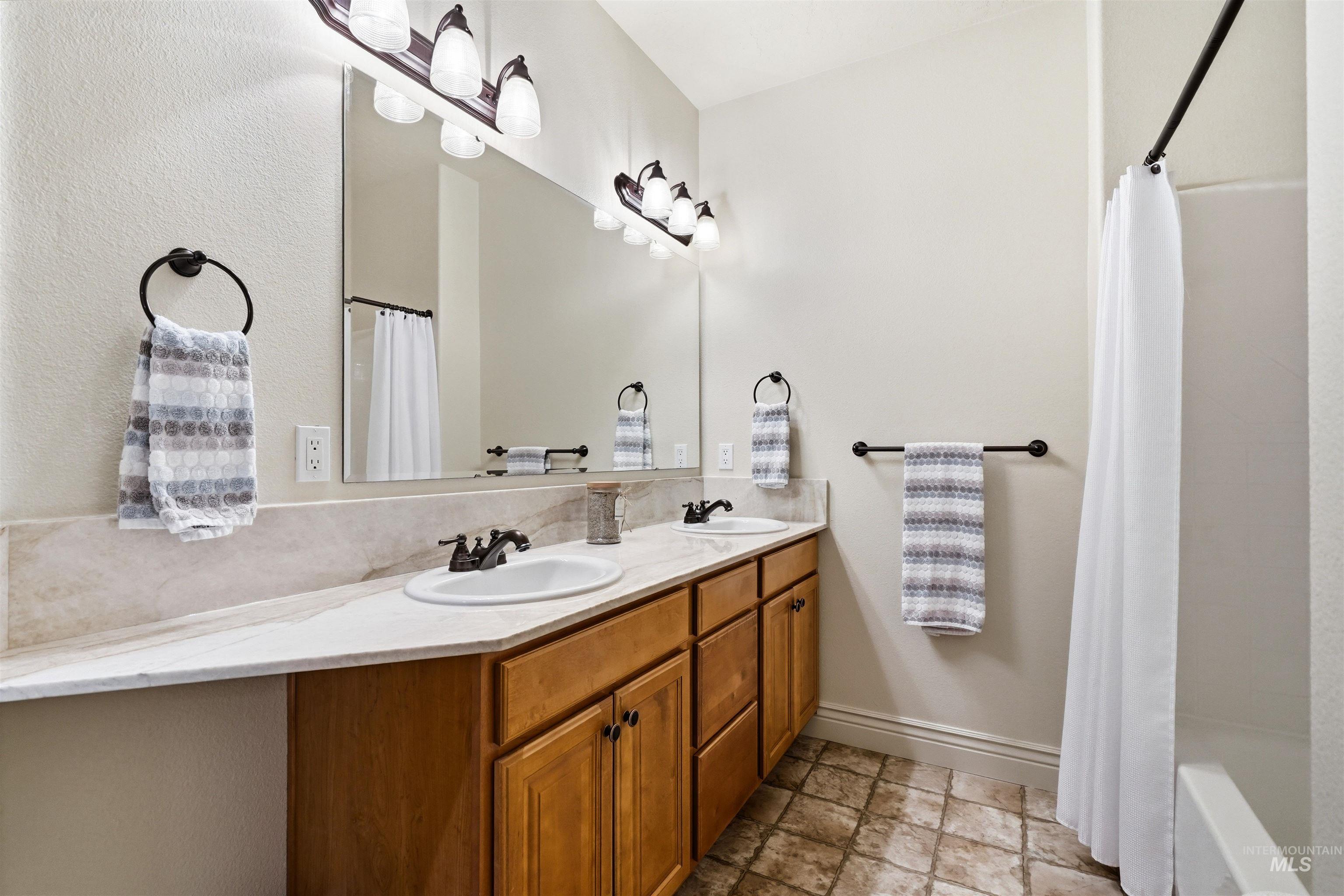 1650 S Stream Pointe Ln, Eagle, Idaho 83616, 3 Bedrooms, 2.5 Bathrooms, Residential For Sale, Price $998,000, 98999919
