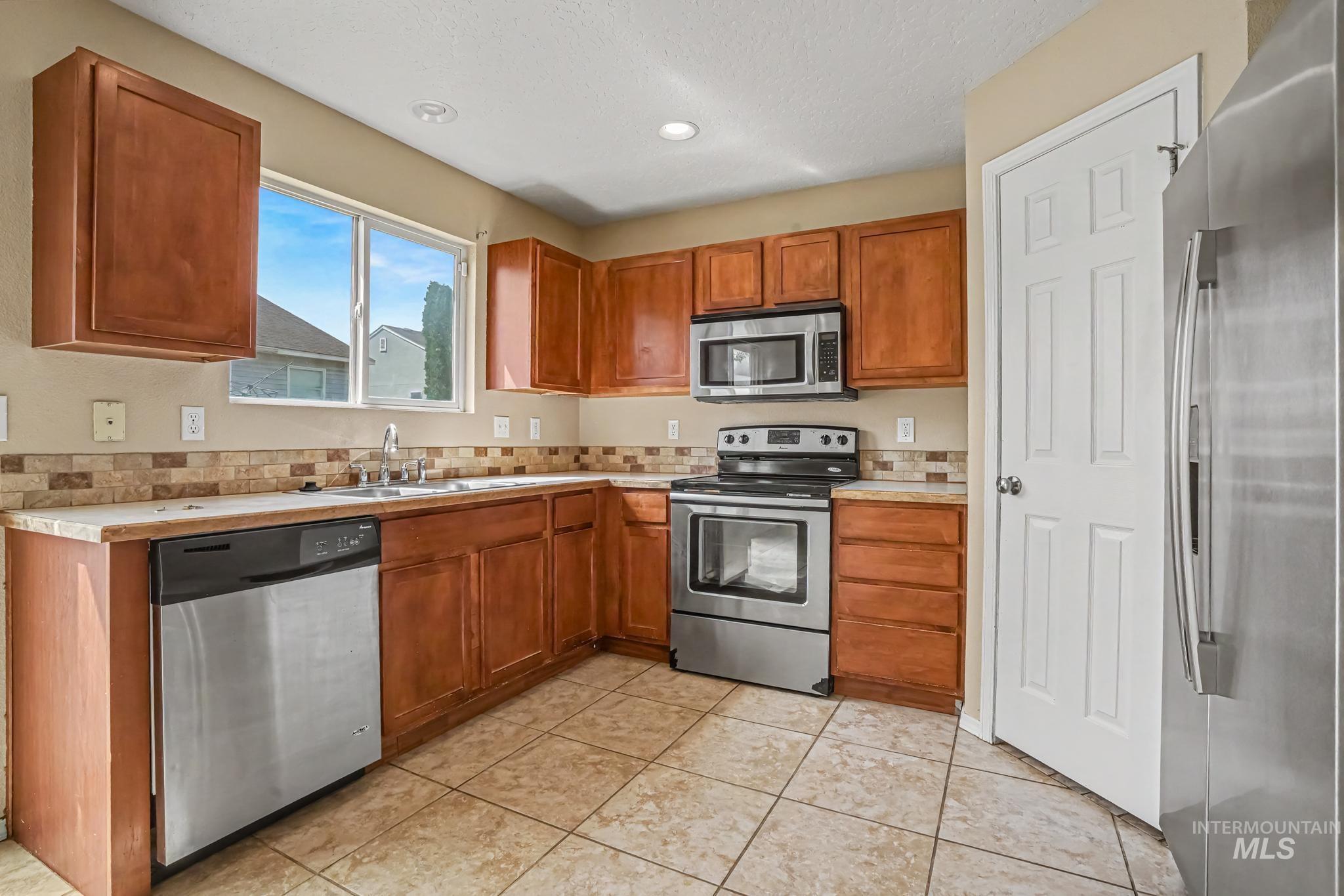 3004 Stone Creek St, Caldwell, Idaho 83605, 3 Bedrooms, 2 Bathrooms, Residential For Sale, Price $355,000,MLS 98999972