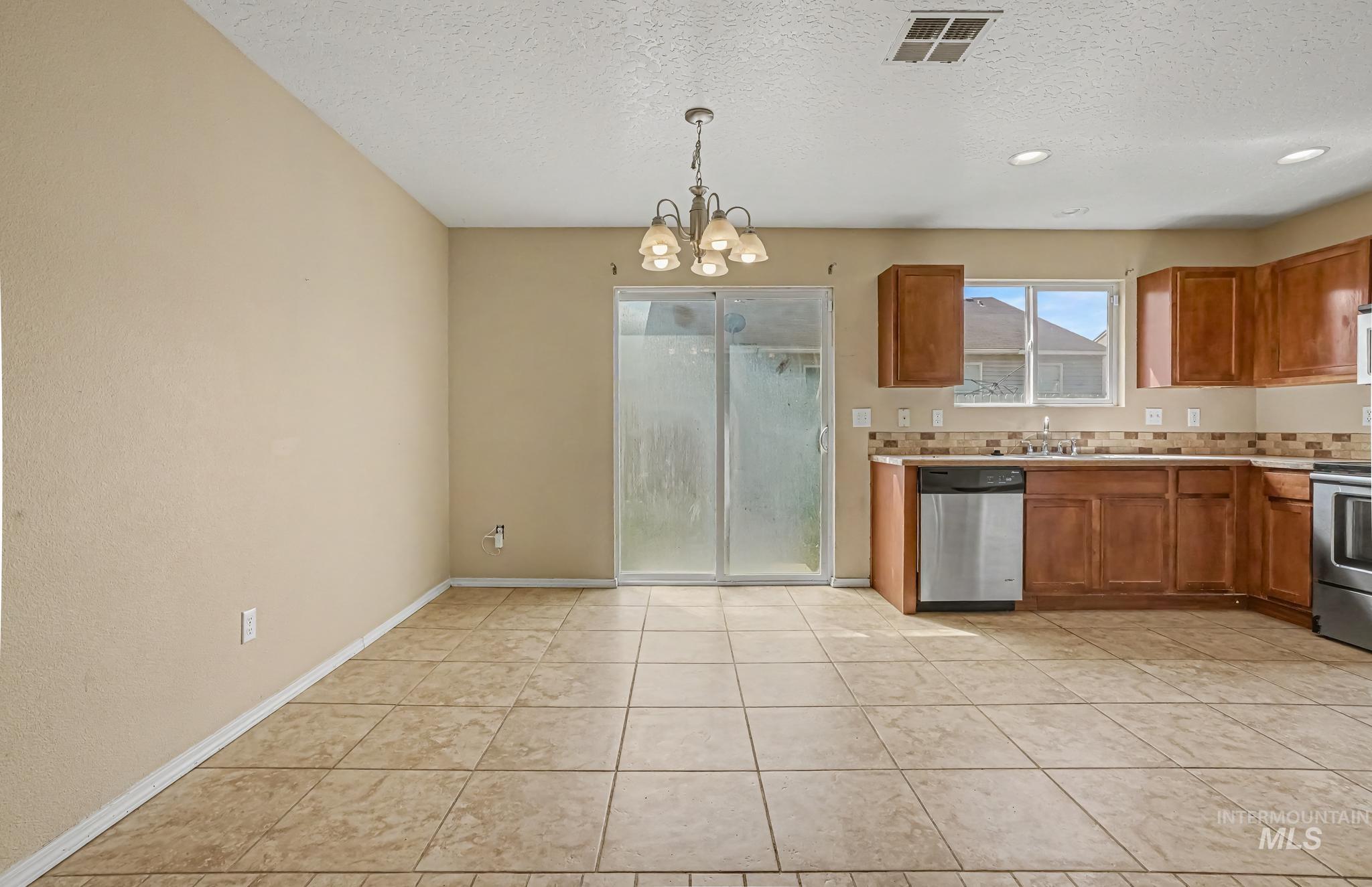 3004 Stone Creek St, Caldwell, Idaho 83605, 3 Bedrooms, 2 Bathrooms, Residential For Sale, Price $355,000,MLS 98999972