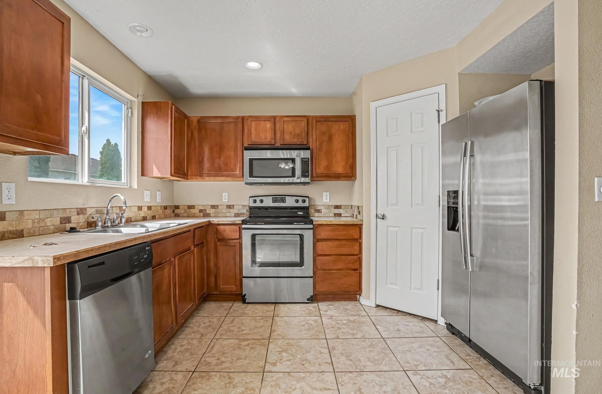 3004 Stone Creek St, Caldwell, Idaho 83605, 3 Bedrooms, 2 Bathrooms, Residential For Sale, Price $355,000,MLS 98999972