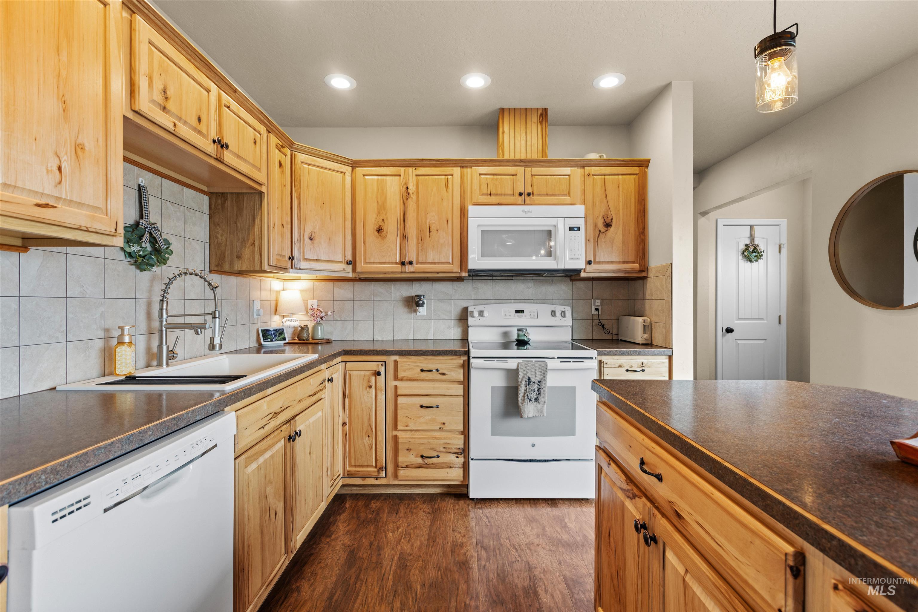 16085 Charleston Dr., Caldwell, Idaho 83607, 3 Bedrooms, 2 Bathrooms, Residential For Sale, Price $599,000,MLS 98999980