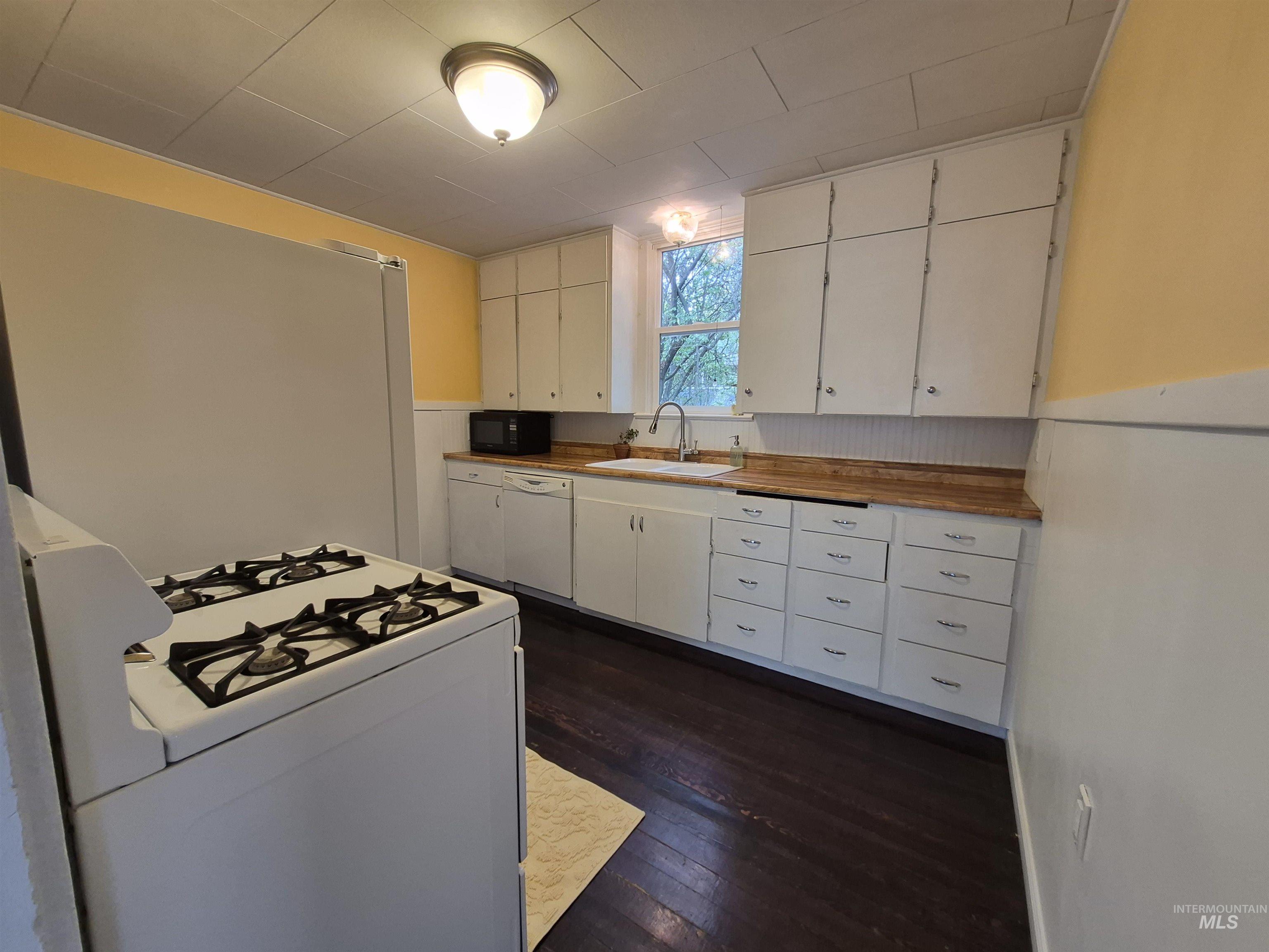 1013 Logan, Moscow, Idaho 83843, 2 Bedrooms, 1 Bathroom, Residential For Sale, Price $369,000,MLS 98999997