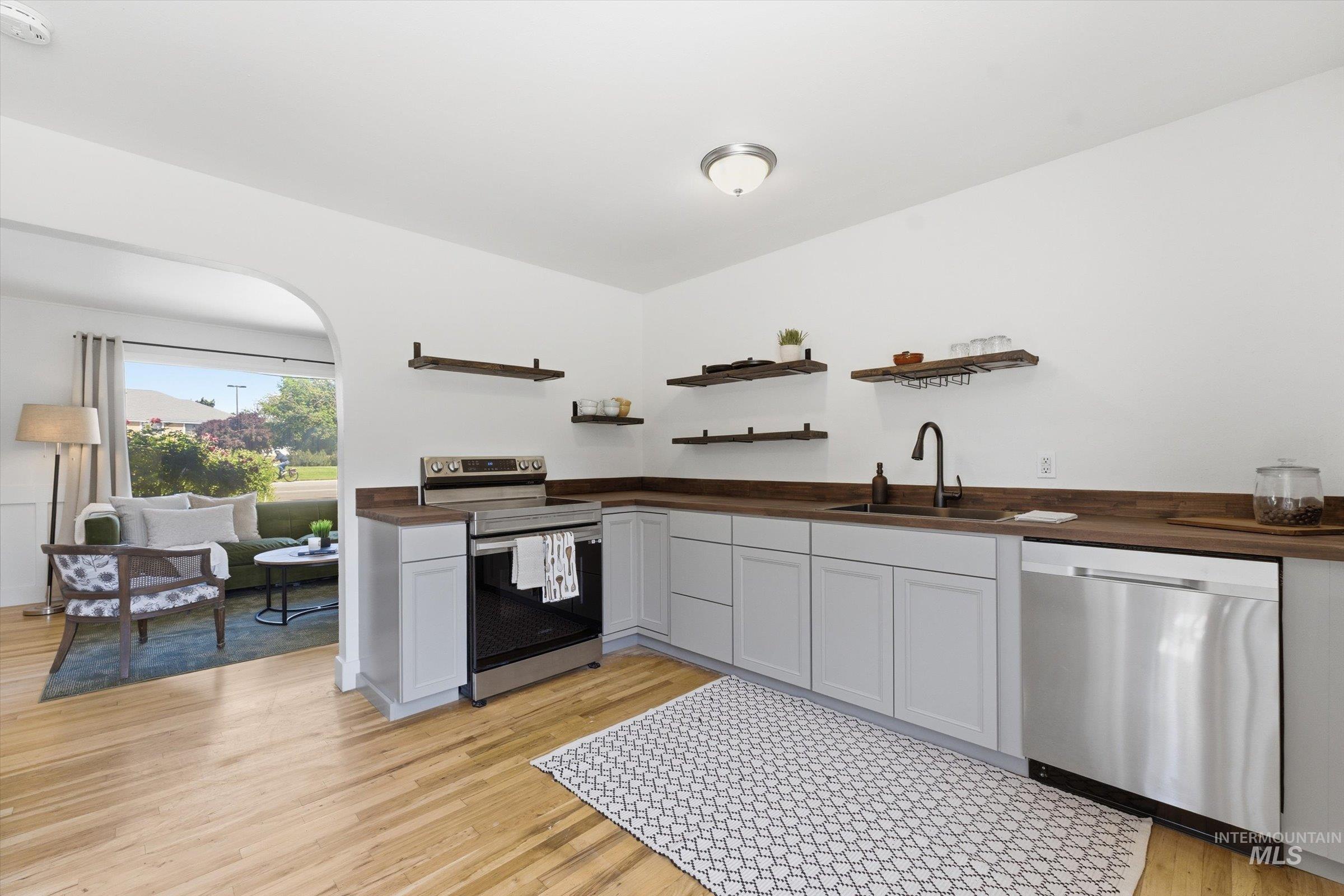 2519 S Vista Ave, Boise, Idaho 83705, 4 Bedrooms, 1 Bathroom, Residential For Sale, Price $379,900,MLS 99000012