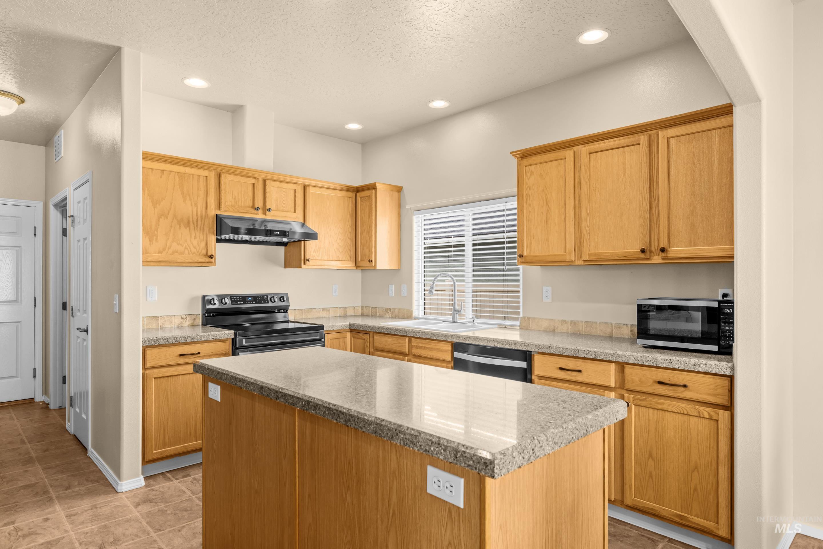 Maplestone, Meridian, Idaho 83646, 3 Bedrooms, 2 Bathrooms, Rental For Rent, Price $2,400,MLS 99000013
