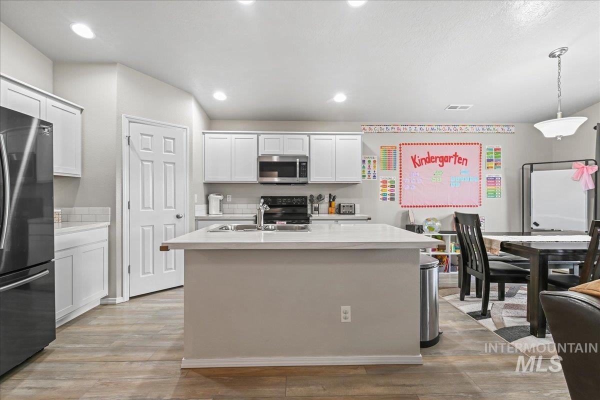 1785 SW Levant Way, Mountain Home, Idaho 83647, 3 Bedrooms, 2 Bathrooms, Residential For Sale, Price $370,000,MLS 99000020