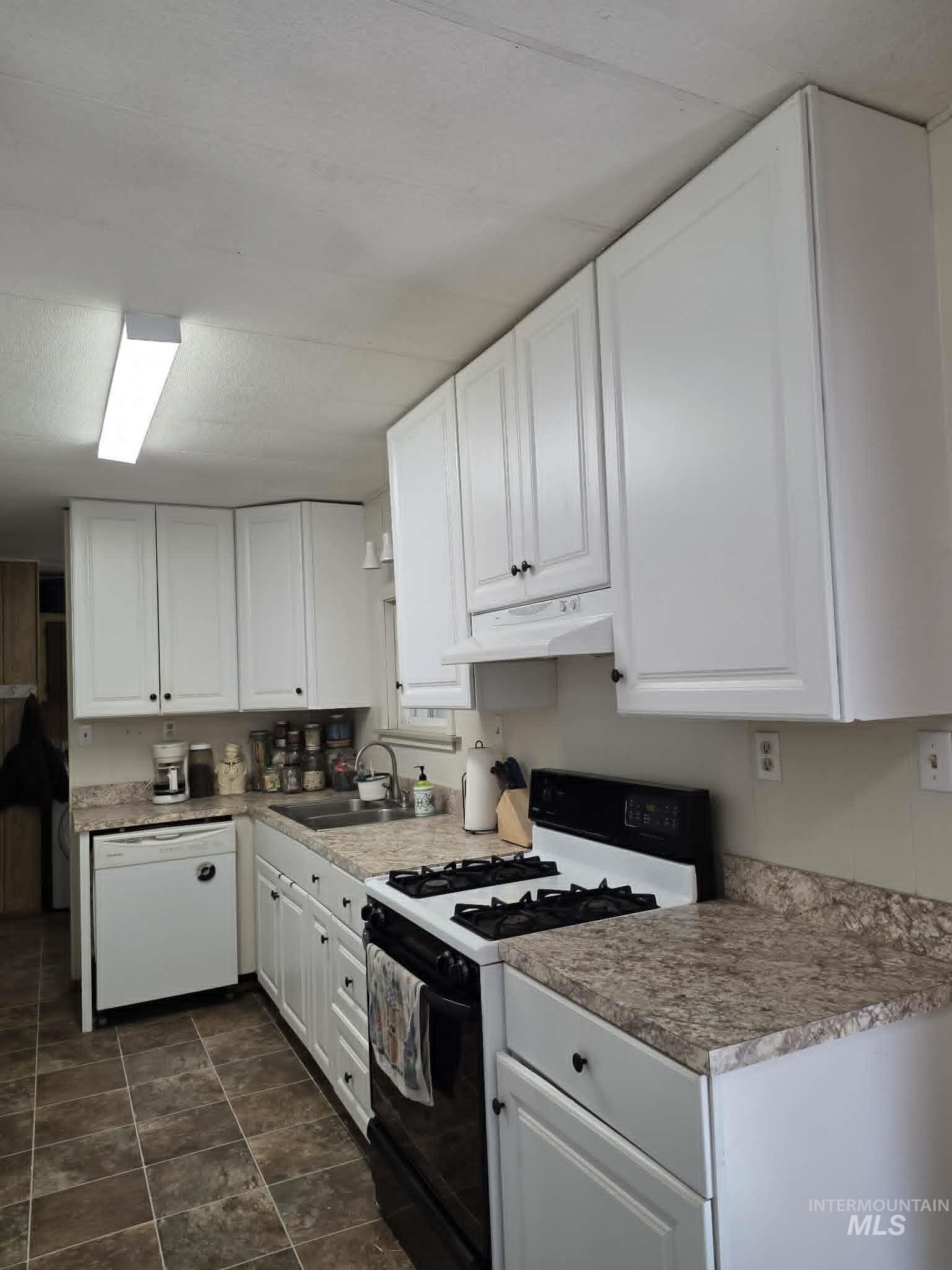 3871 Lakeview Road, Orofino, Idaho 83544, 3 Bedrooms, 2 Bathrooms, Residential For Sale, Price $650,000,MLS 99000029