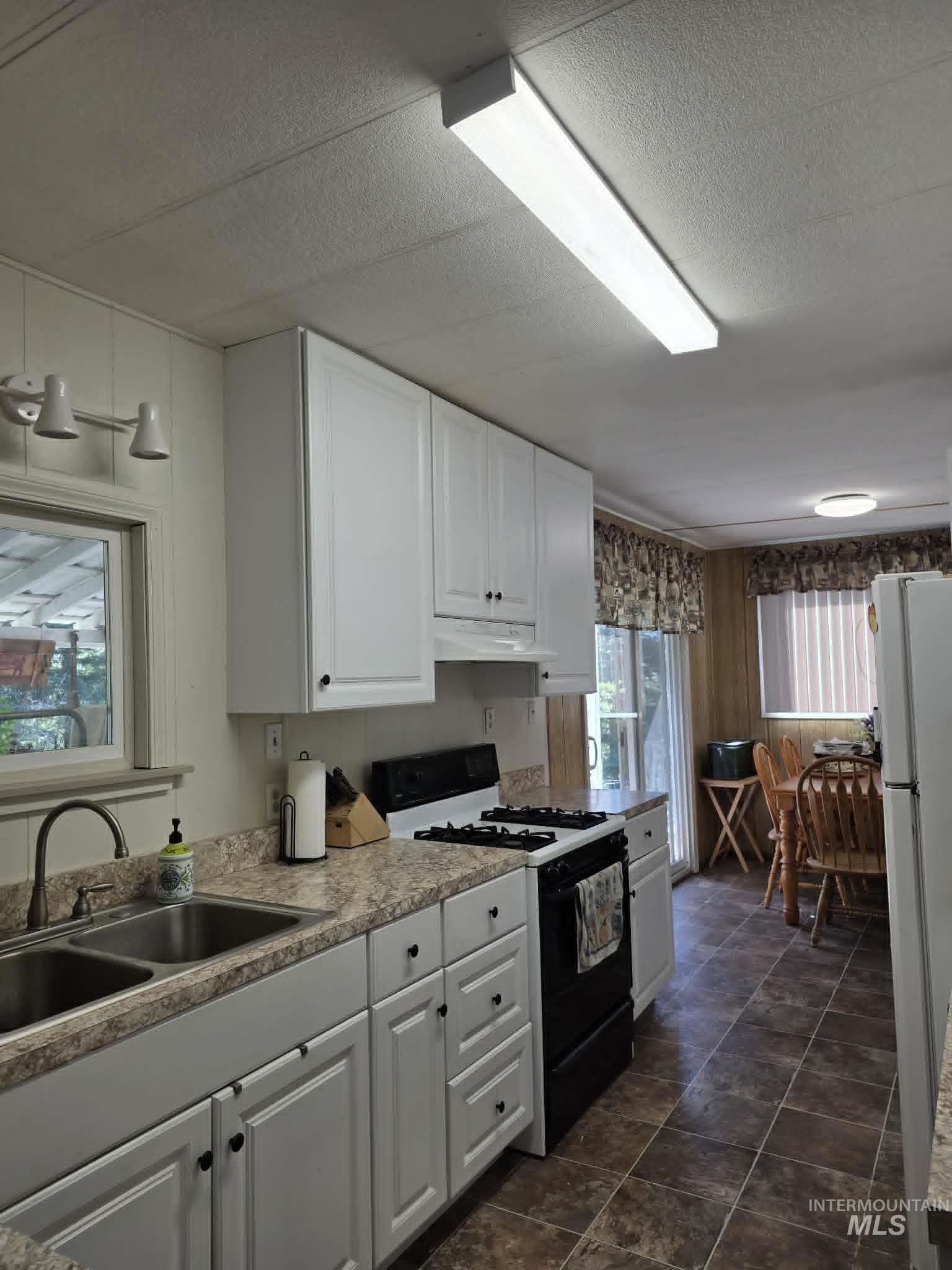 3871 Lakeview Road, Orofino, Idaho 83544, 3 Bedrooms, 2 Bathrooms, Residential For Sale, Price $650,000,MLS 99000029