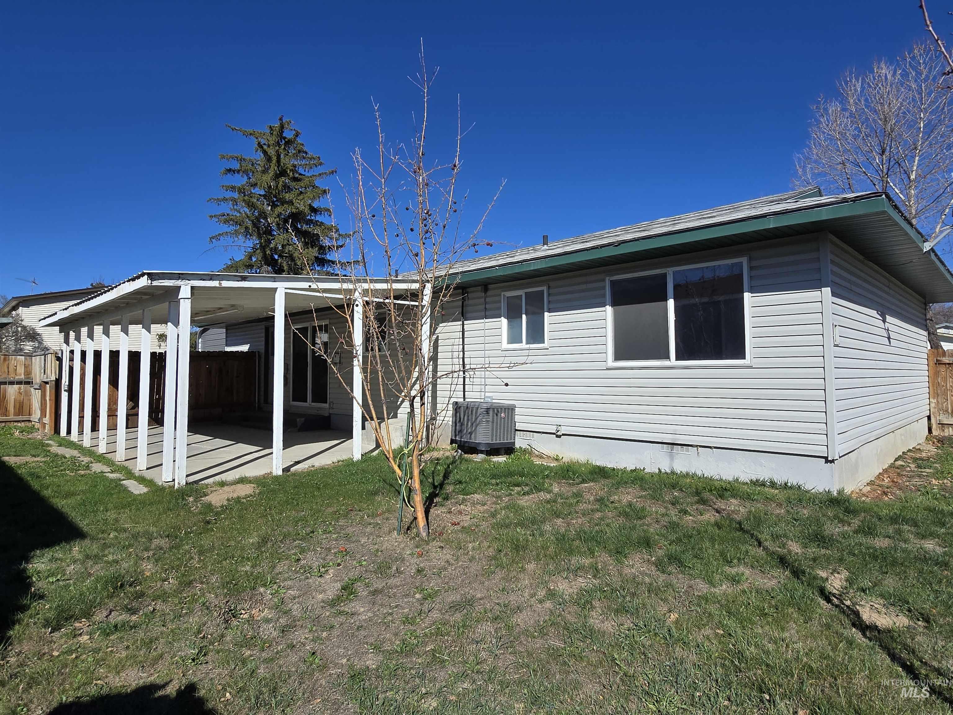 1011 S Cleveland St., Jerome, Idaho 83338, 3 Bedrooms, 1 Bathroom, Residential For Sale, Price $250,200,MLS 99000051