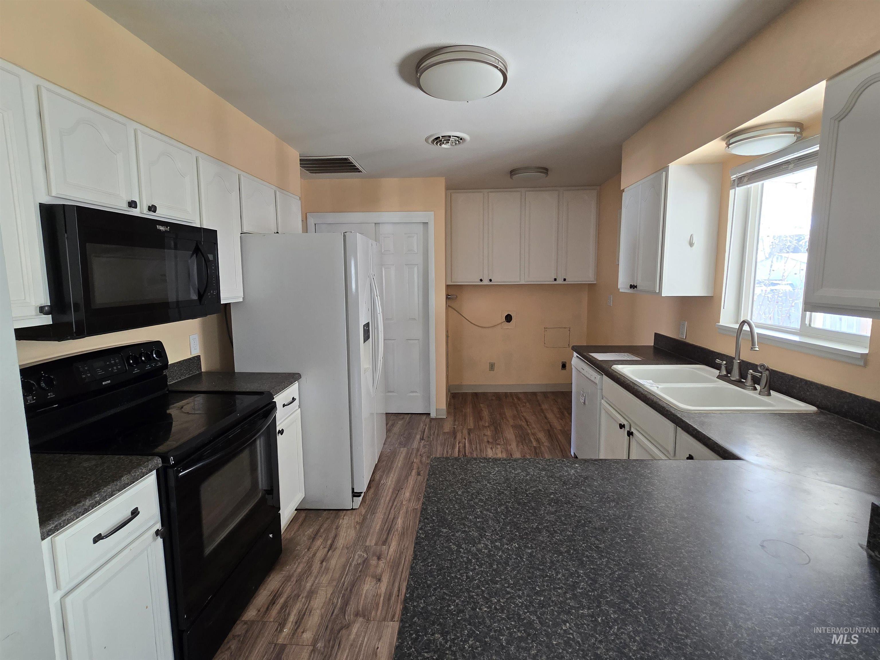 1011 S Cleveland St., Jerome, Idaho 83338, 3 Bedrooms, 1 Bathroom, Residential For Sale, Price $250,200,MLS 99000051