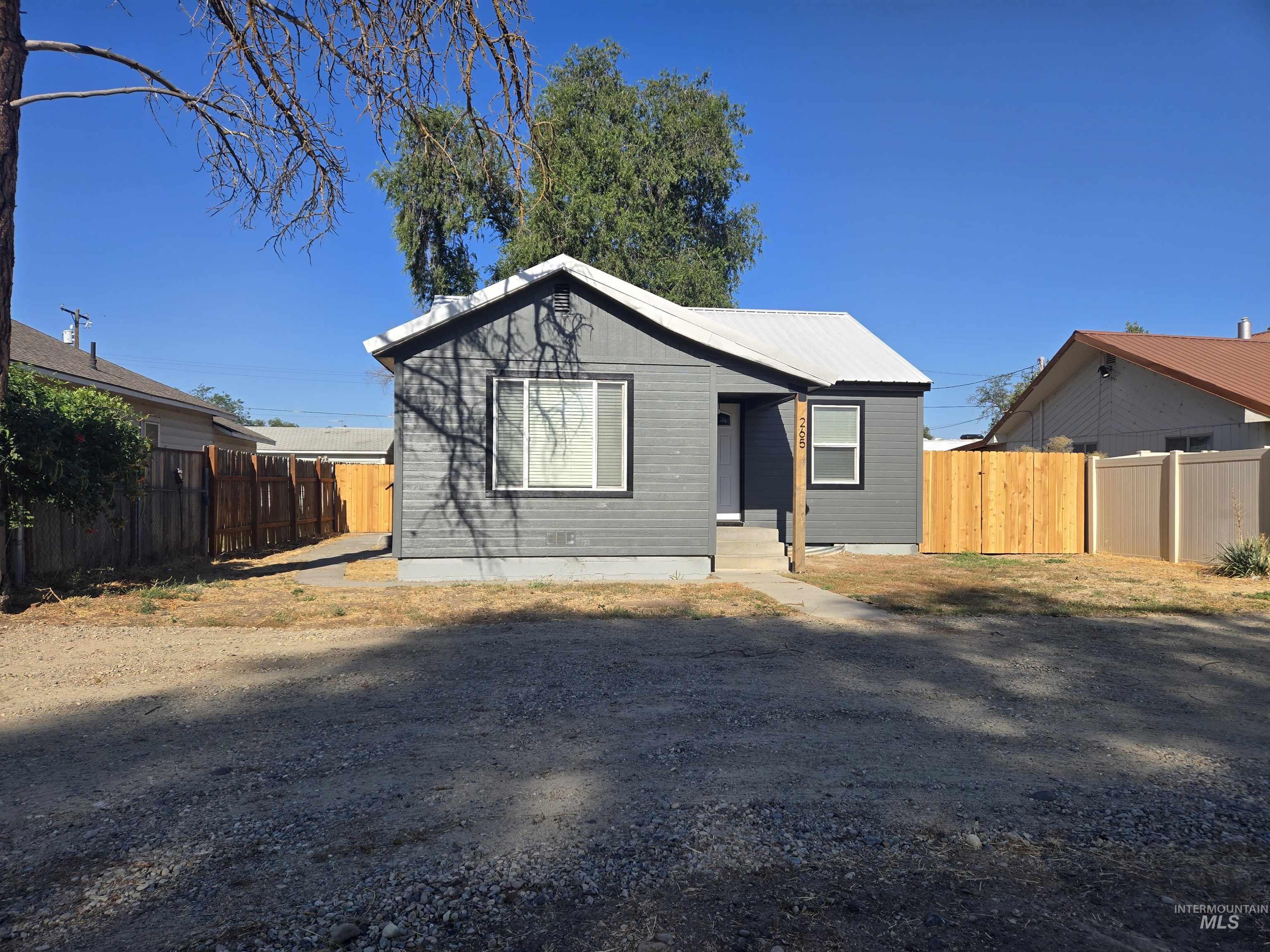265 NW 4th St, Ontario, Oregon 97914, 2 Bedrooms, 1 Bathroom, Residential Income For Sale, Price $299,900,MLS 99000067