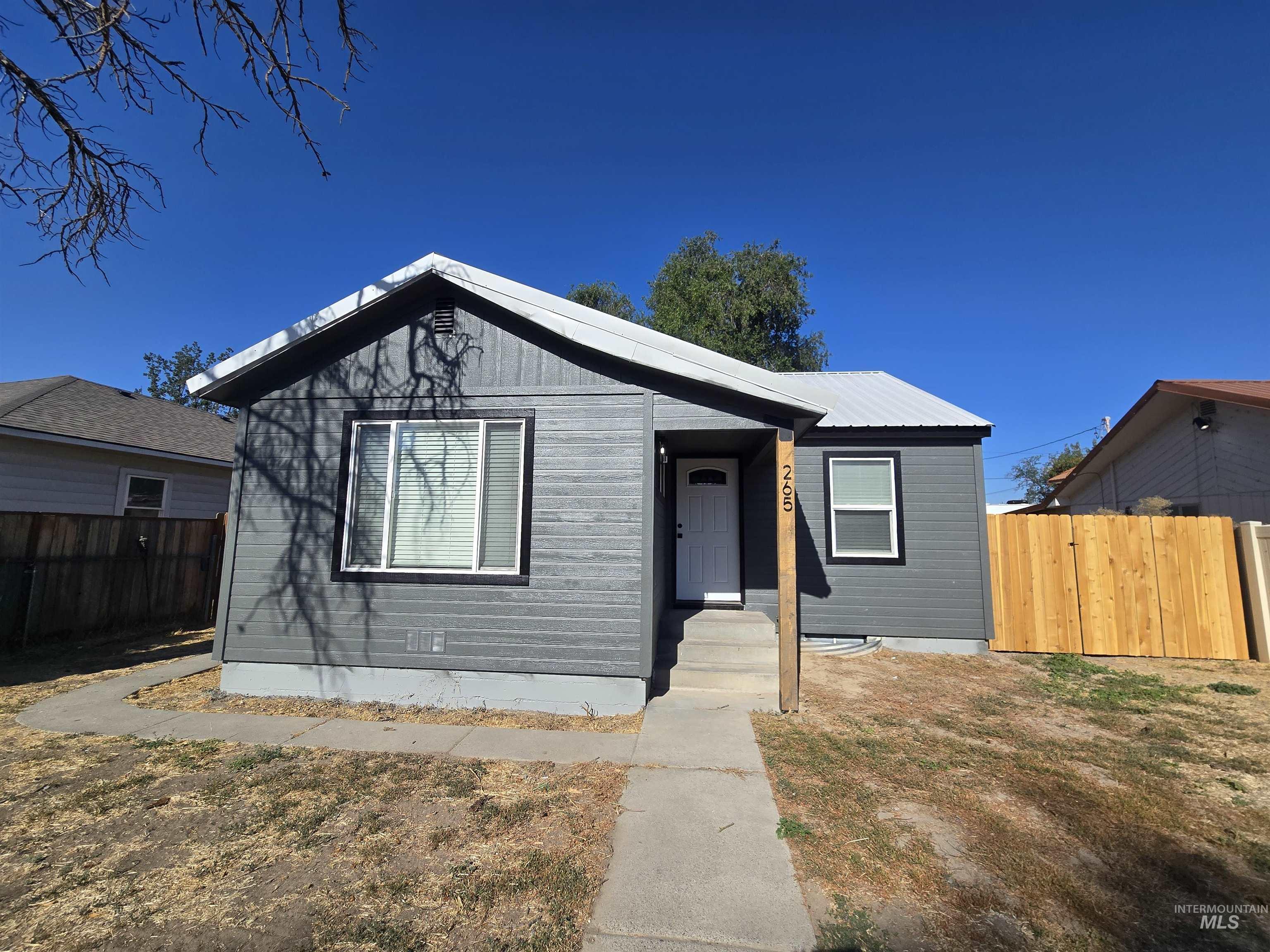 265 NW 4th St, Ontario, Oregon 97914, 2 Bedrooms, 1 Bathroom, Residential Income For Sale, Price $299,900,MLS 99000067