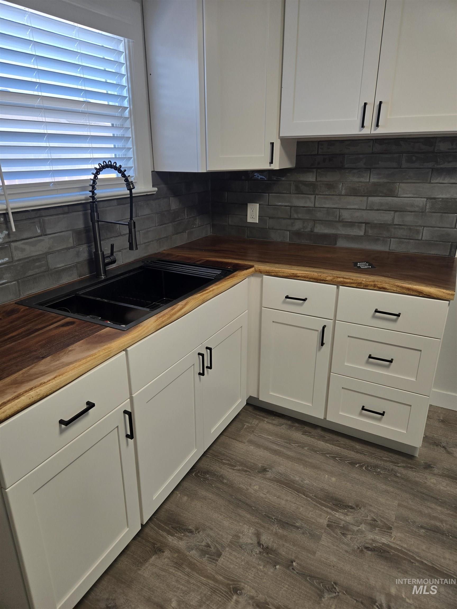 265 NW 4th St, Ontario, Oregon 97914, 2 Bedrooms, 1 Bathroom, Residential Income For Sale, Price $299,900,MLS 99000067