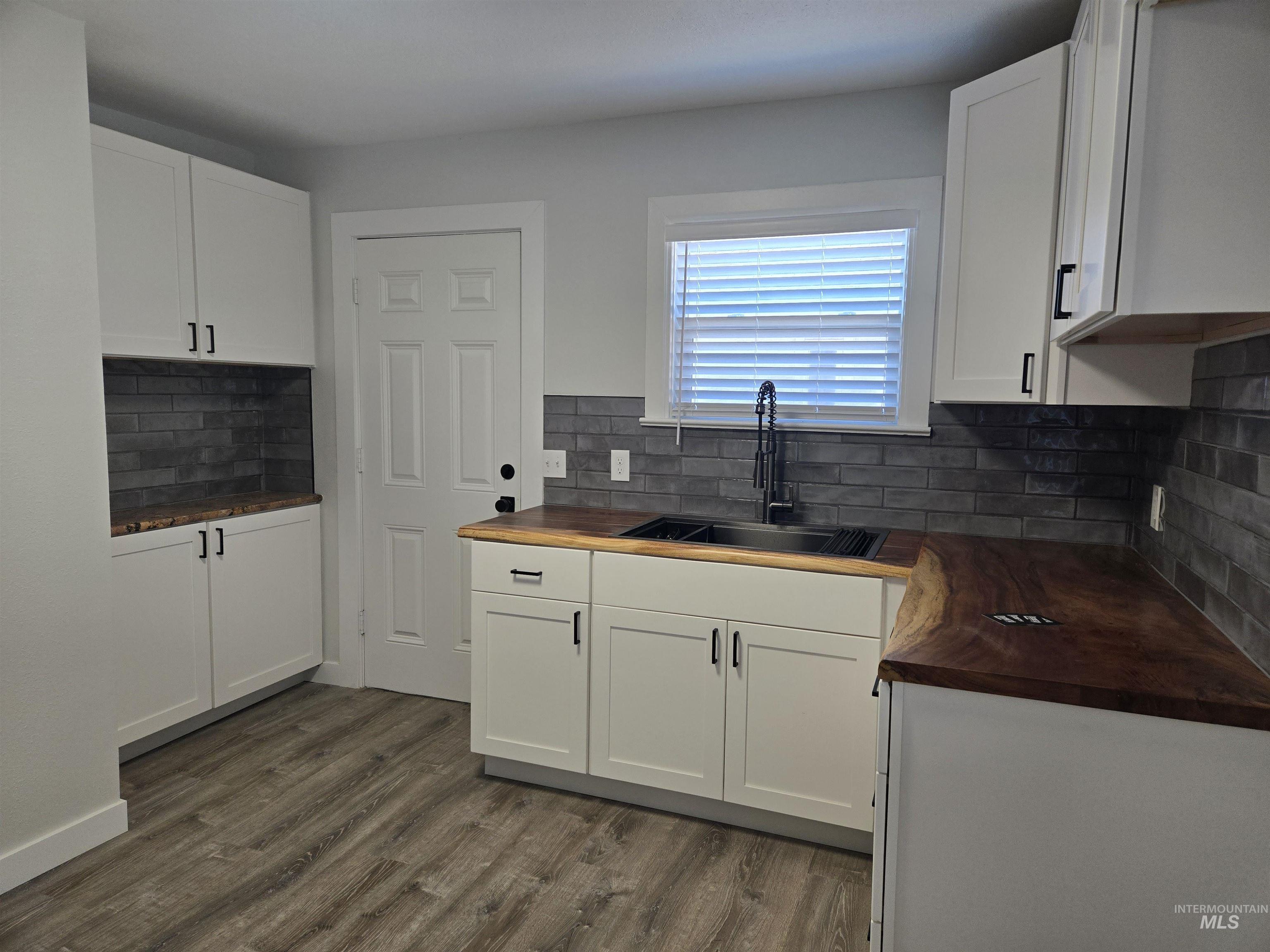 265 NW 4th St, Ontario, Oregon 97914, 2 Bedrooms, 1 Bathroom, Residential Income For Sale, Price $299,900,MLS 99000067