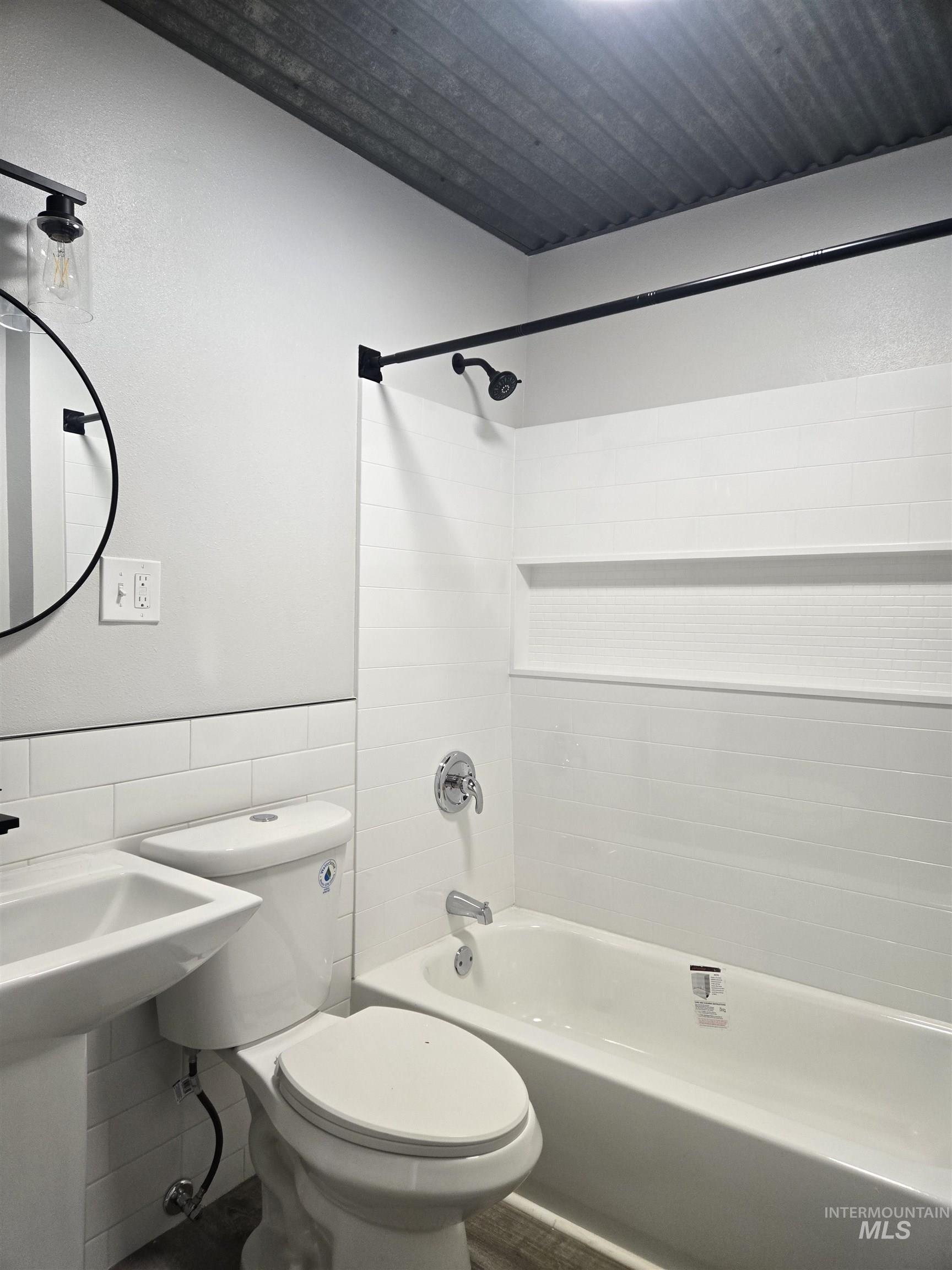 265 NW 4th St, Ontario, Oregon 97914, 2 Bedrooms, 1 Bathroom, Residential Income For Sale, Price $299,900,MLS 99000067