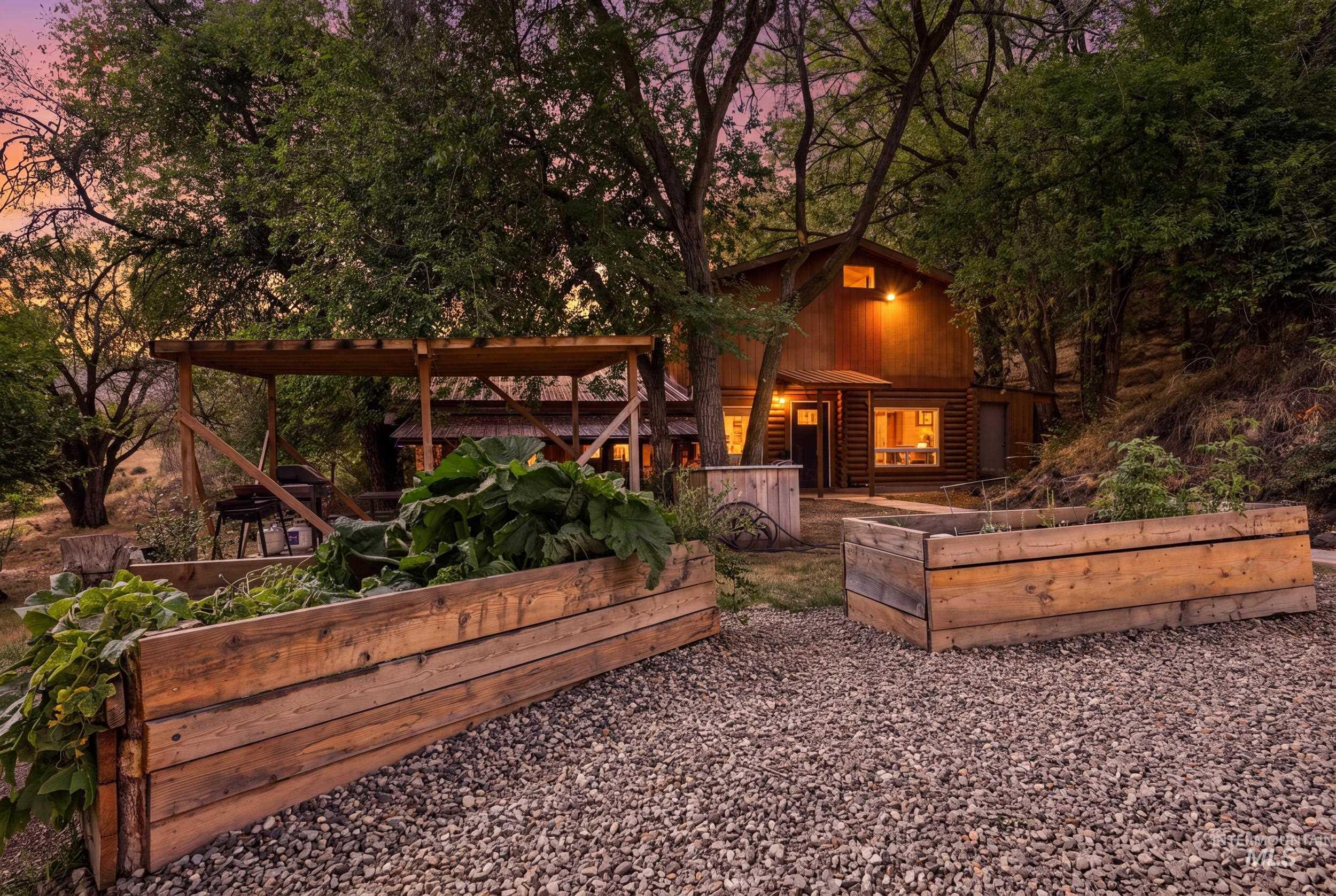 6 Sunburst Rd, Horseshoe Bend, Idaho 83629, 5 Bedrooms, 2.5 Bathrooms, Residential For Sale, Price $645,000,MLS 99000074