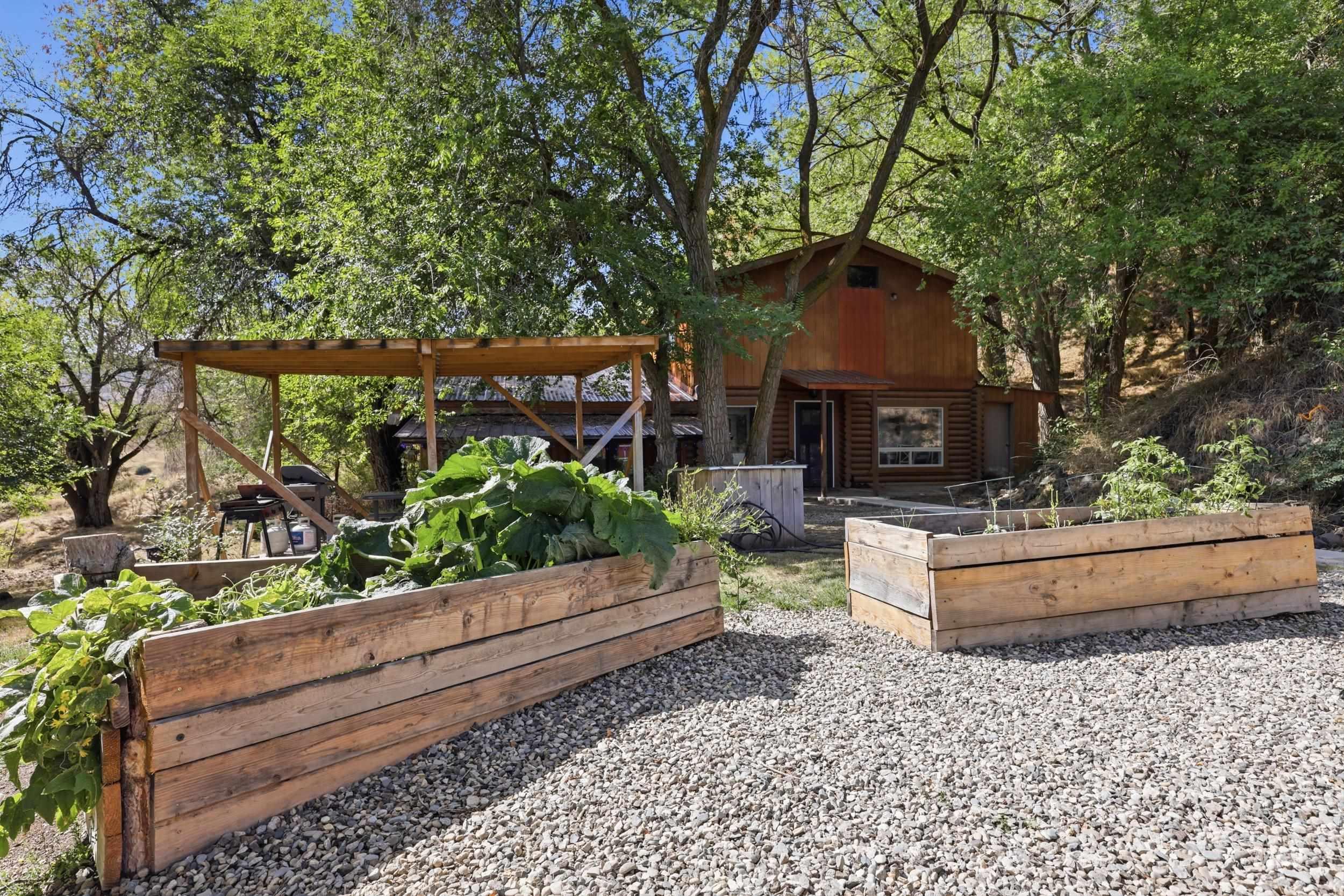 6 Sunburst Rd, Horseshoe Bend, Idaho 83629, 5 Bedrooms, 2.5 Bathrooms, Residential For Sale, Price $645,000,MLS 99000074