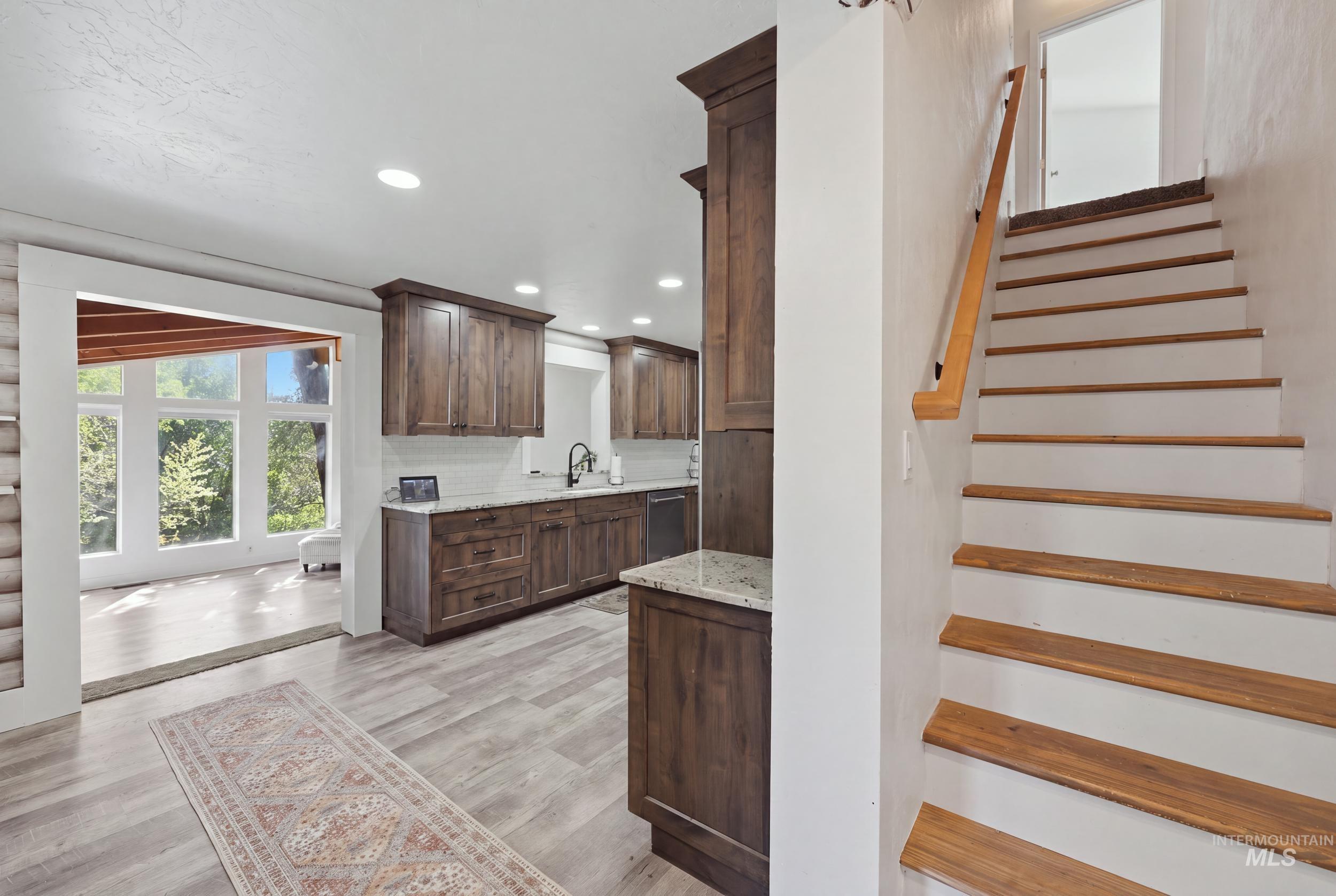 6 Sunburst Rd, Horseshoe Bend, Idaho 83629, 5 Bedrooms, 2.5 Bathrooms, Residential For Sale, Price $645,000,MLS 99000074