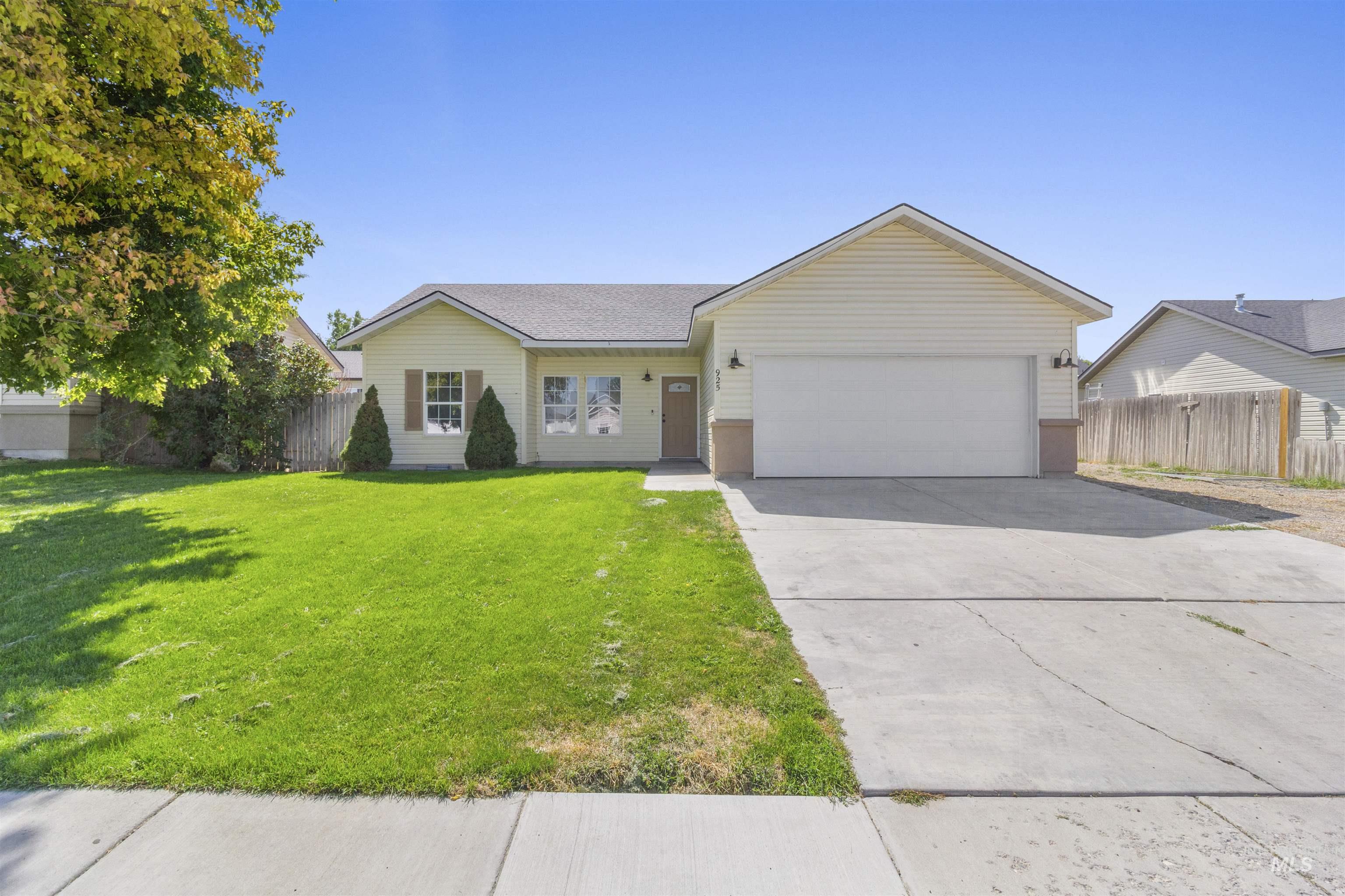 925 22nd Ave East, Jerome, Idaho 83338, 3 Bedrooms, 2 Bathrooms, Residential For Sale, Price $325,000,MLS 99000097