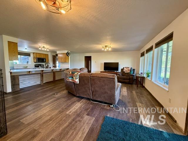 11230 N River Road, Payette, Idaho 83661, 3 Bedrooms, 2 Bathrooms, Residential For Sale, Price $715,000,MLS 99000101