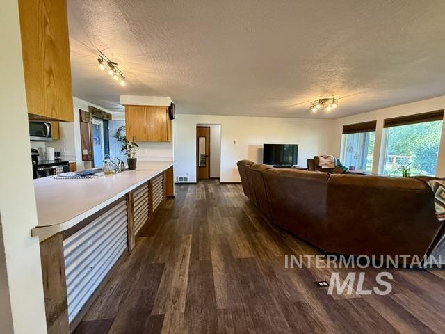 11230 N River Road, Payette, Idaho 83661, 3 Bedrooms, 2 Bathrooms, Residential For Sale, Price $715,000,MLS 99000101