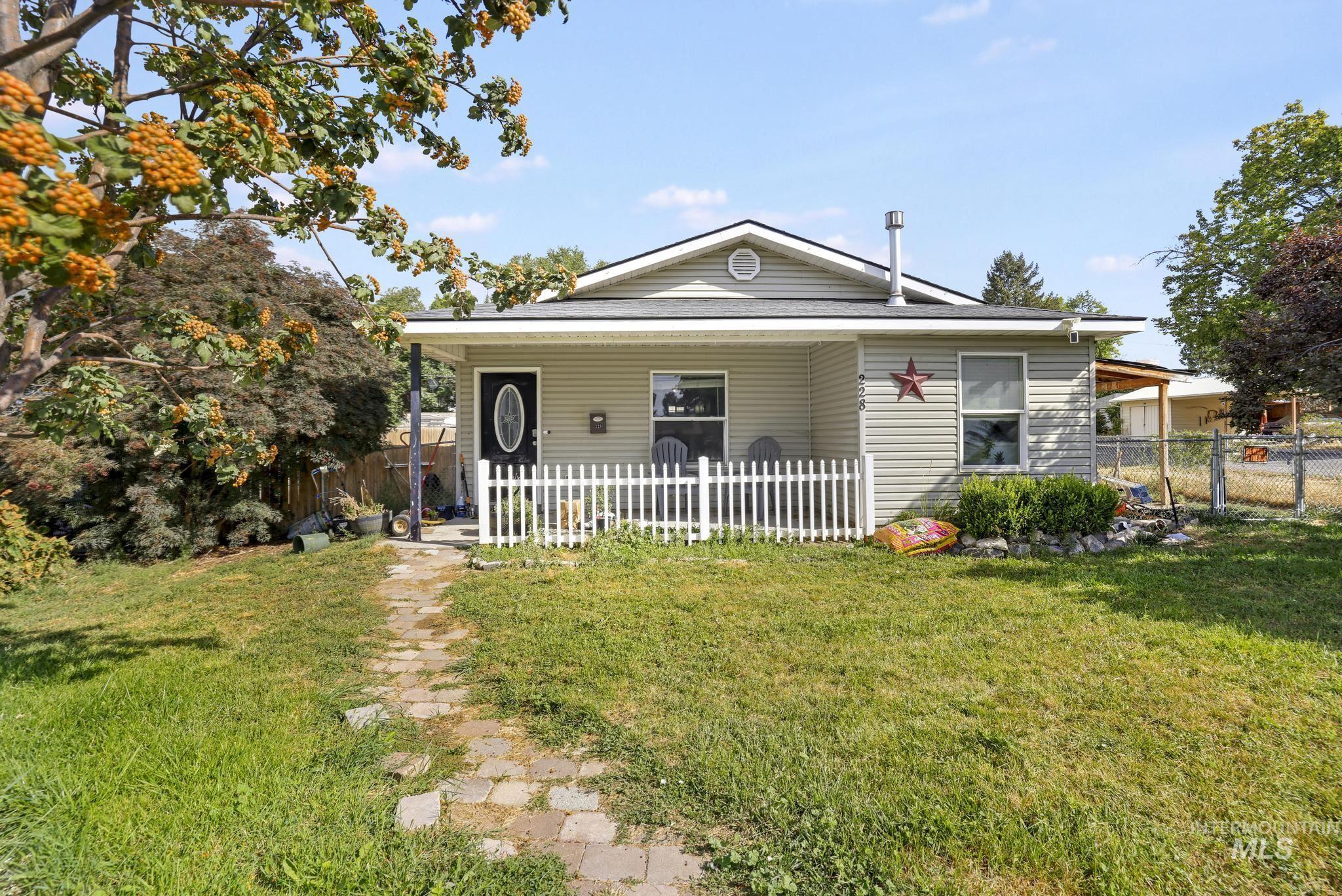 228 E Ave D, Jerome, Idaho 83338, 3 Bedrooms, 2 Bathrooms, Residential For Sale, Price $295,000,MLS 99000120