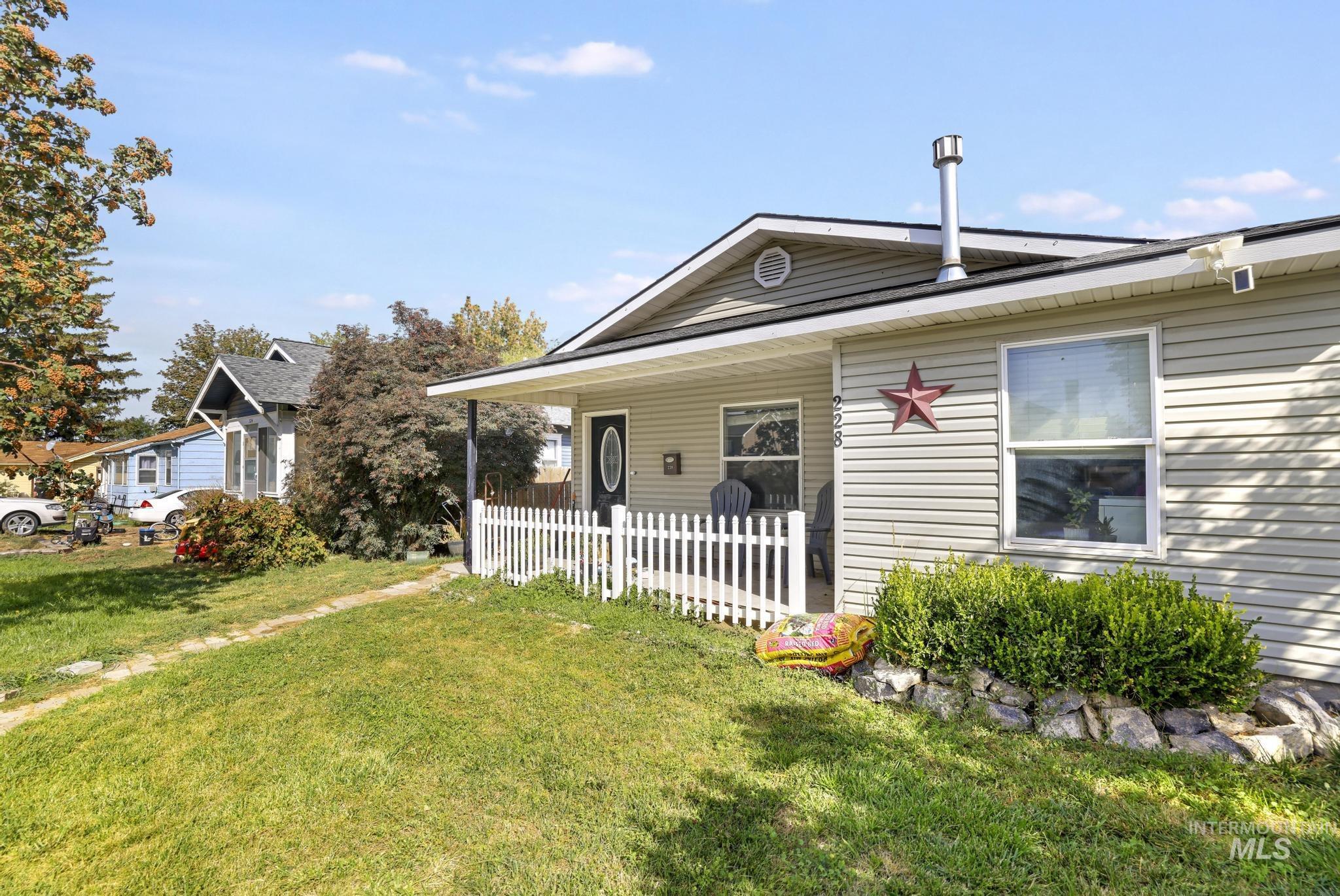 228 E Ave D, Jerome, Idaho 83338, 3 Bedrooms, 2 Bathrooms, Residential For Sale, Price $295,000,MLS 99000120