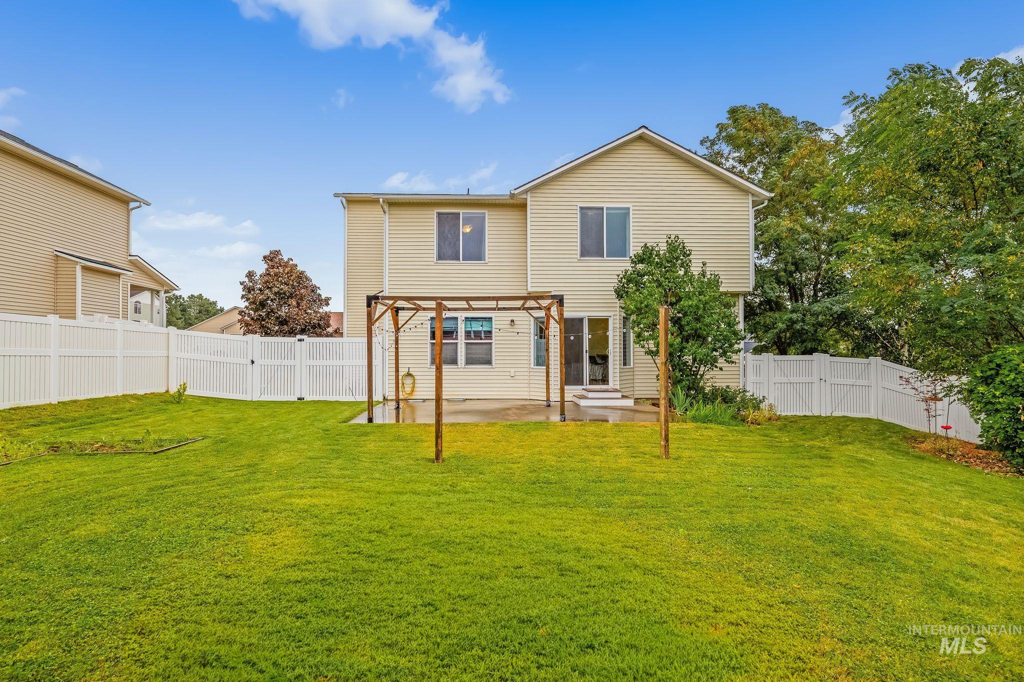 225 Sanna Court, Pullman, Washington 99163, 4 Bedrooms, 3 Bathrooms, Residential For Sale, Price $585,000,MLS 99000139