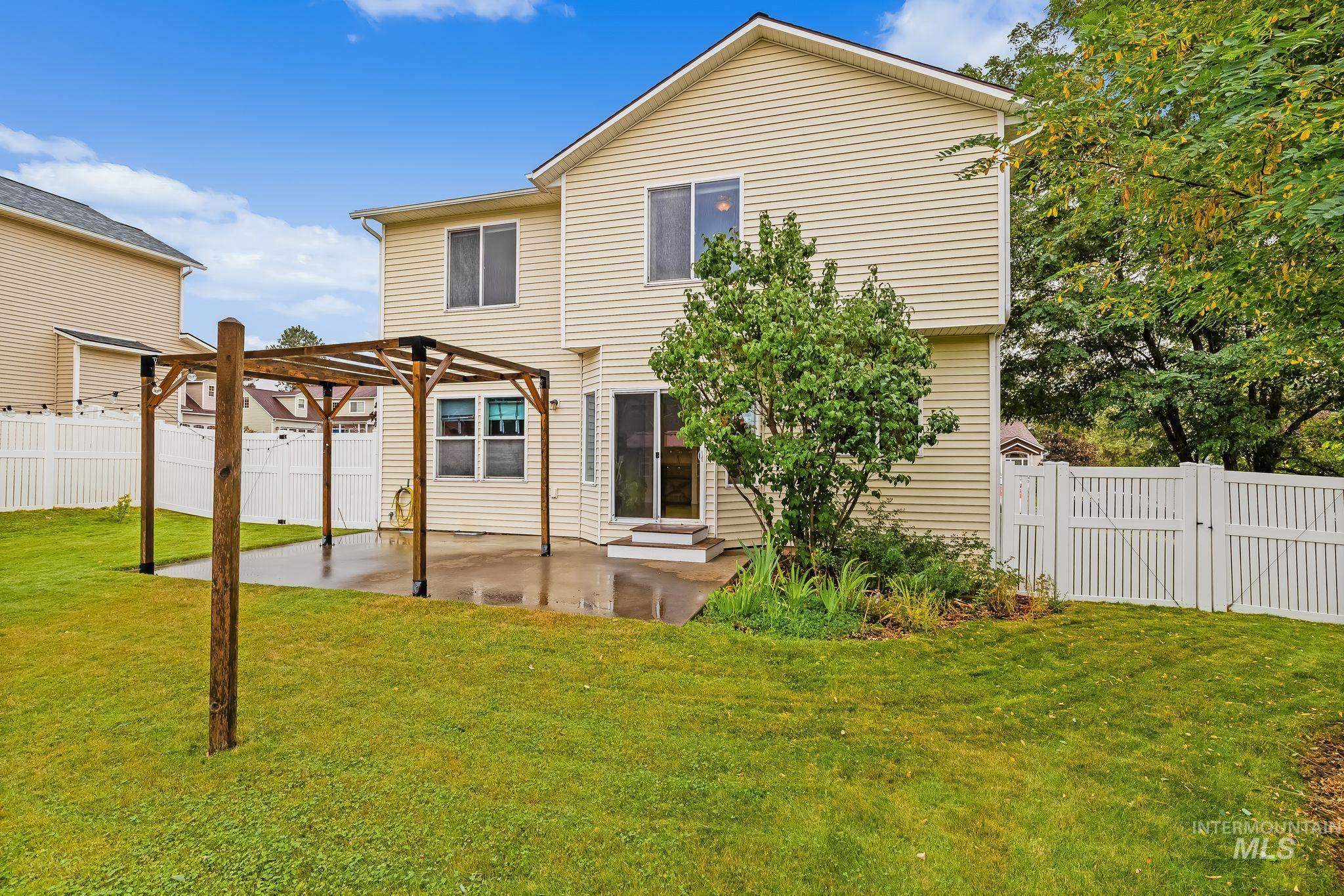 225 Sanna Court, Pullman, Washington 99163, 4 Bedrooms, 3 Bathrooms, Residential For Sale, Price $585,000,MLS 99000139