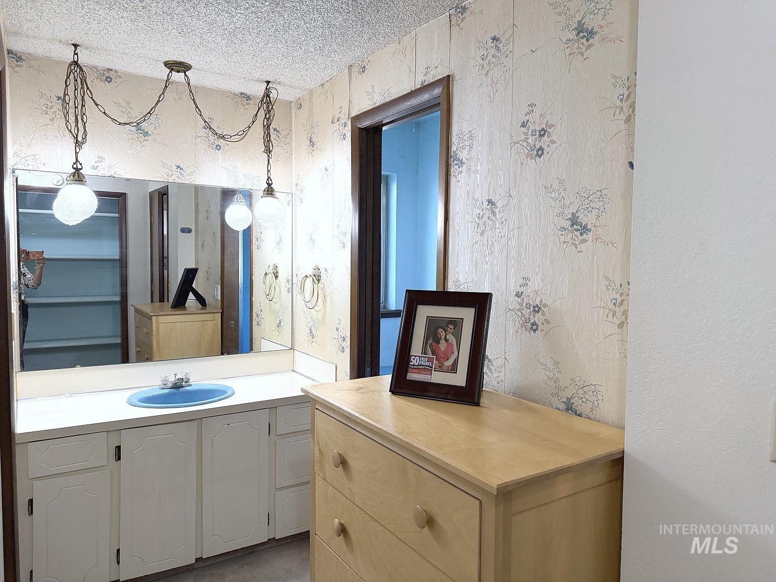 2410 S 10th Ave, Caldwell, Idaho 83605, 3 Bedrooms, 2 Bathrooms, Residential For Sale, Price $389,000,MLS 99000144
