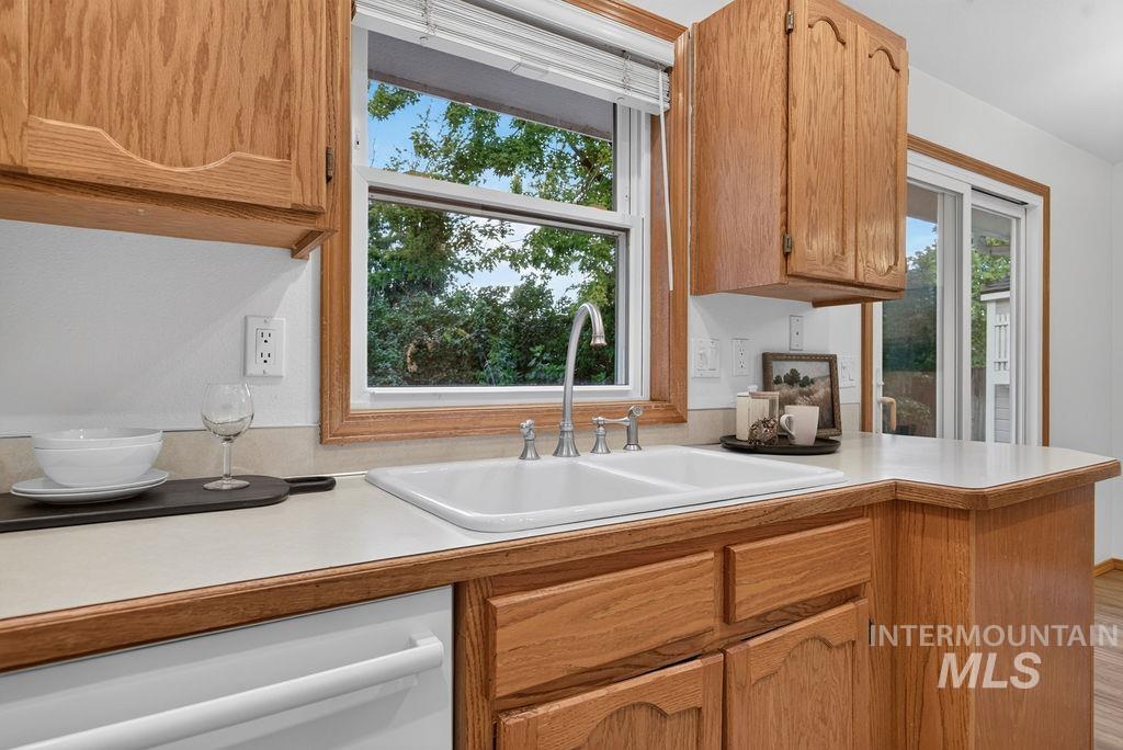 2239 N Carissa Pl, Boise, Idaho 83704, 3 Bedrooms, 2 Bathrooms, Residential For Sale, Price $479,900,MLS 99000154