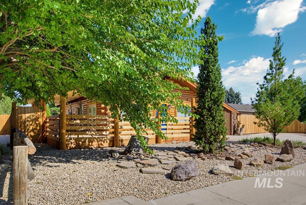 2210 Glen View Dr, Nampa, Idaho 83686, 3 Bedrooms, 2 Bathrooms, Residential For Sale, Price $493,900,MLS 99000188