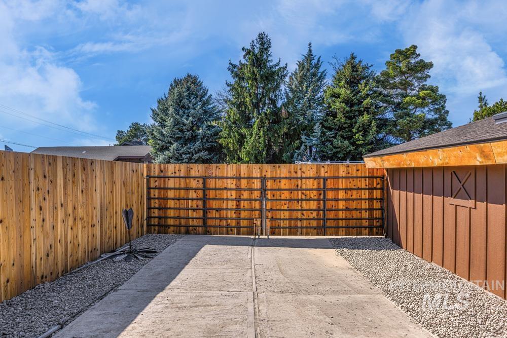 2210 Glen View Dr, Nampa, Idaho 83686, 3 Bedrooms, 2 Bathrooms, Residential For Sale, Price $493,900,MLS 99000188