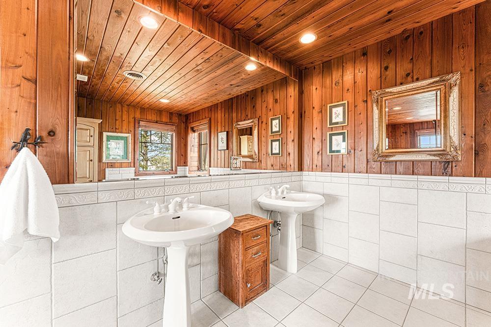 999 N Cow Horse Dr, Kuna, Idaho 83634, 5 Bedrooms, 3.5 Bathrooms, Residential For Sale, Price $1,895,000,MLS 99000268