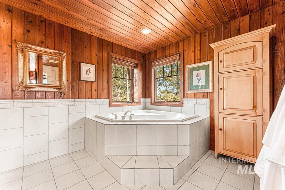 999 N Cow Horse Dr, Kuna, Idaho 83634, 5 Bedrooms, 3.5 Bathrooms, Residential For Sale, Price $1,895,000,MLS 99000268