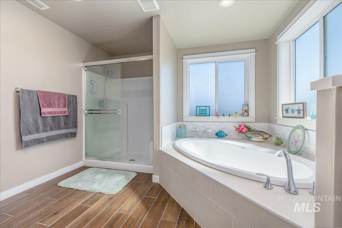 4476 N Glenrock Way, Meridian, Idaho 83646, 5 Bedrooms, 3 Bathrooms, Residential For Sale, Price $679,900,MLS 99000290