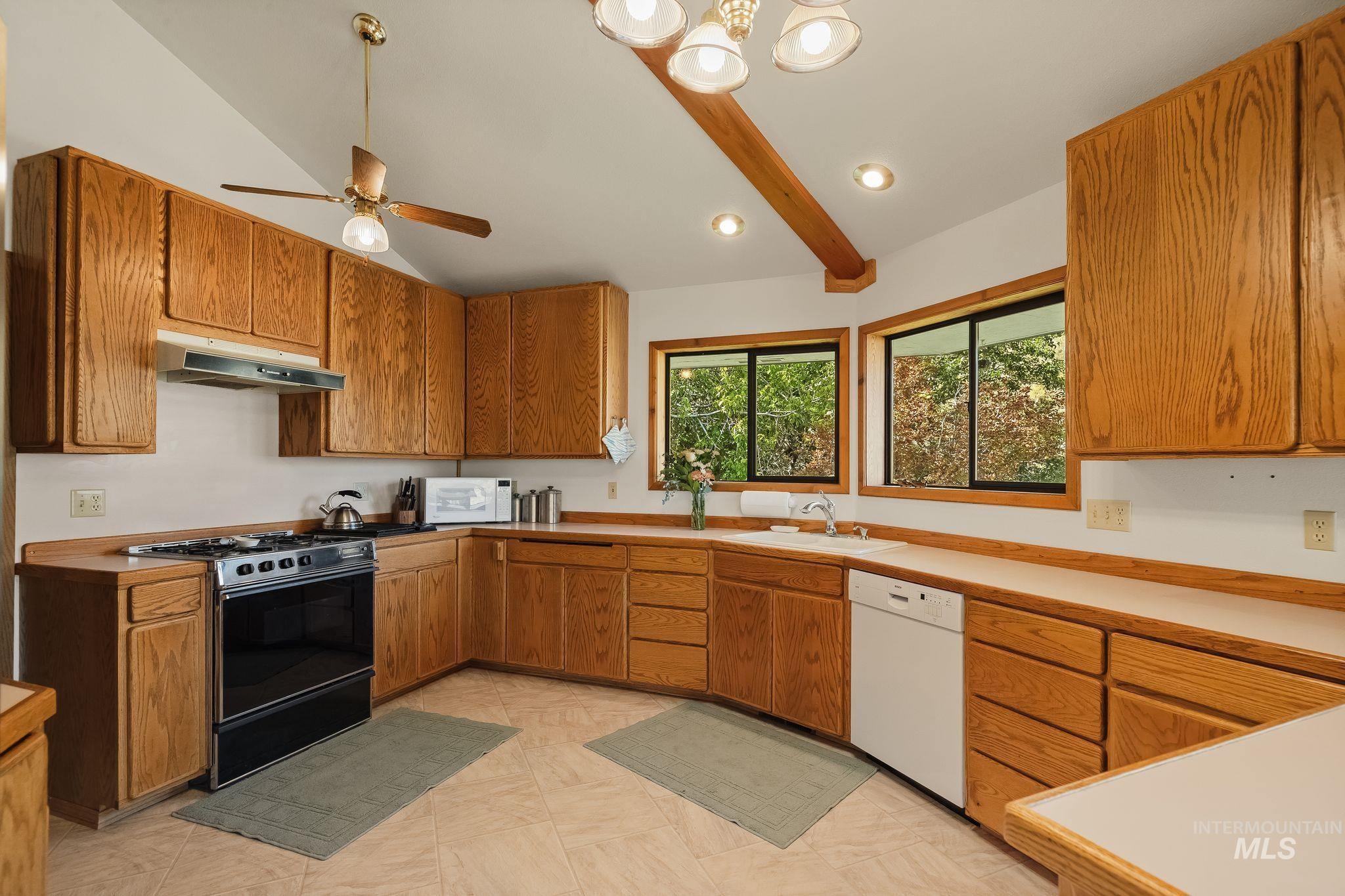 37896 Snake River Rd, Asotin, Washington 99402, 3 Bedrooms, 2.5 Bathrooms, Residential For Sale, Price $869,000,MLS 99000398