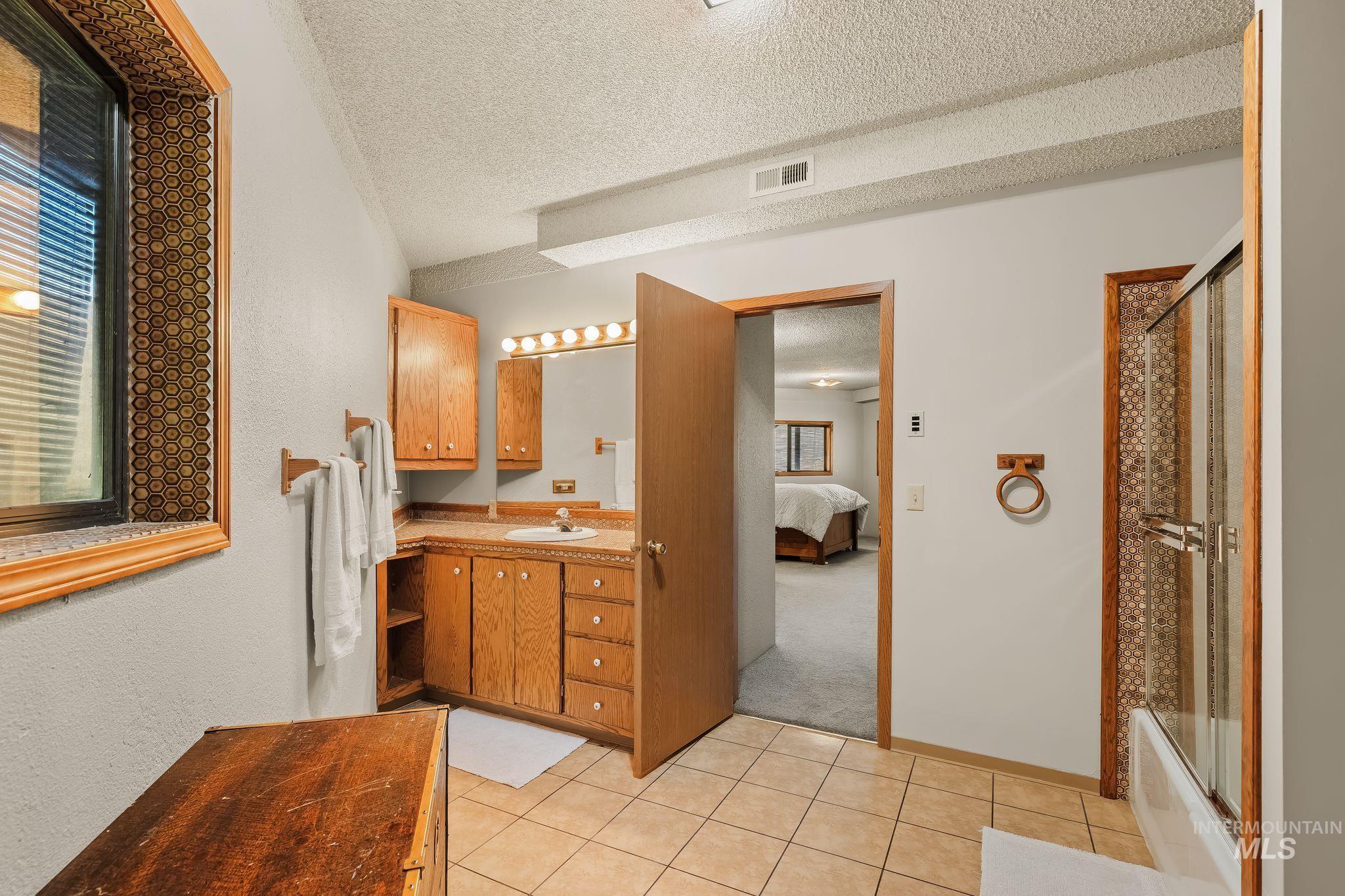 37896 Snake River Rd, Asotin, Washington 99402, 3 Bedrooms, 2.5 Bathrooms, Residential For Sale, Price $869,000,MLS 99000398