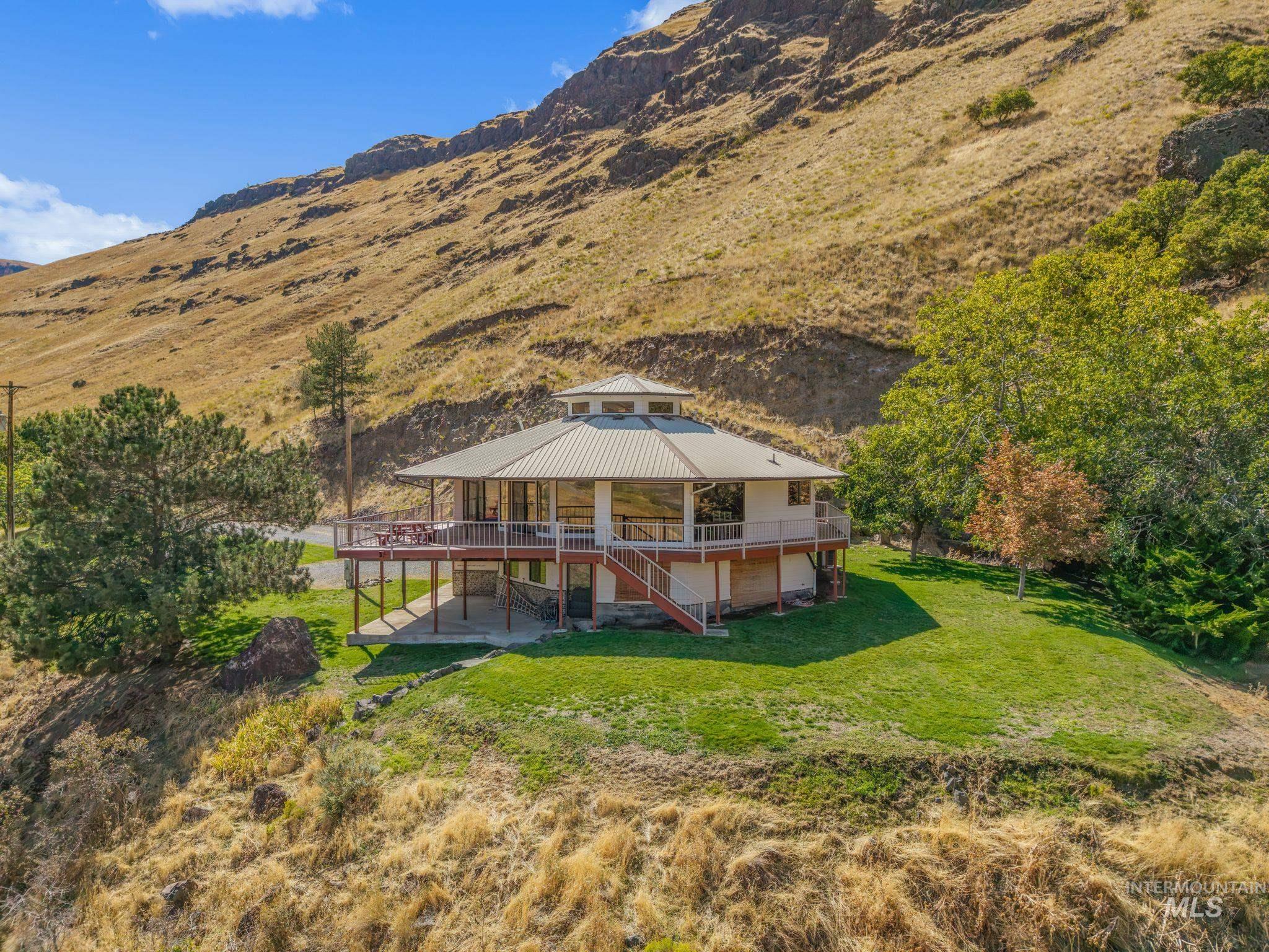 37896 Snake River Rd, Asotin, Washington 99402, 3 Bedrooms, 2.5 Bathrooms, Residential For Sale, Price $869,000,MLS 99000398