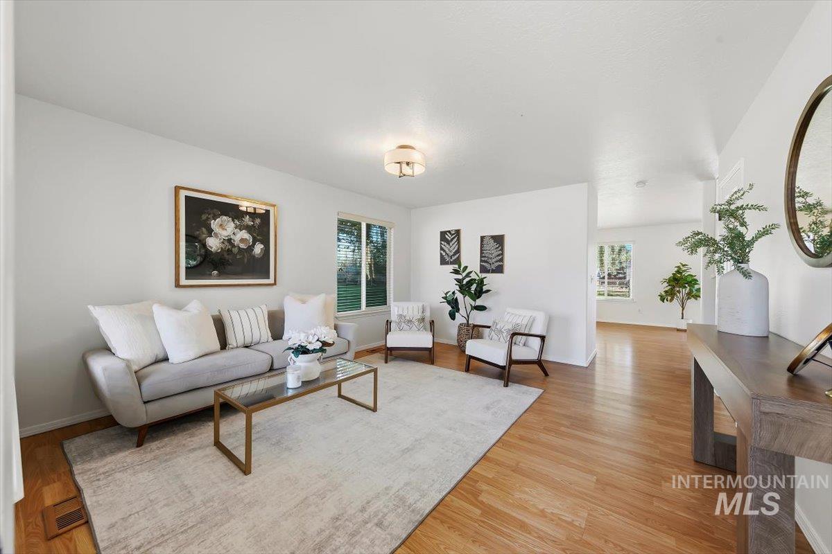 4684 Blue Creek Ct, Meridian, California 83646, 4 Bedrooms, 2.5 Bathrooms, Residential For Sale, Price $529,900,MLS 99000460